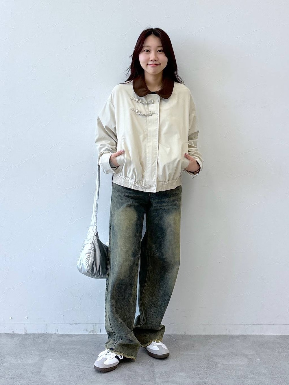 その他のショルダーバッグ、ブルー系のデニムパンツ、ホワイト系のブルゾンを着用したレディースの冬コーディネートの1枚目の写真