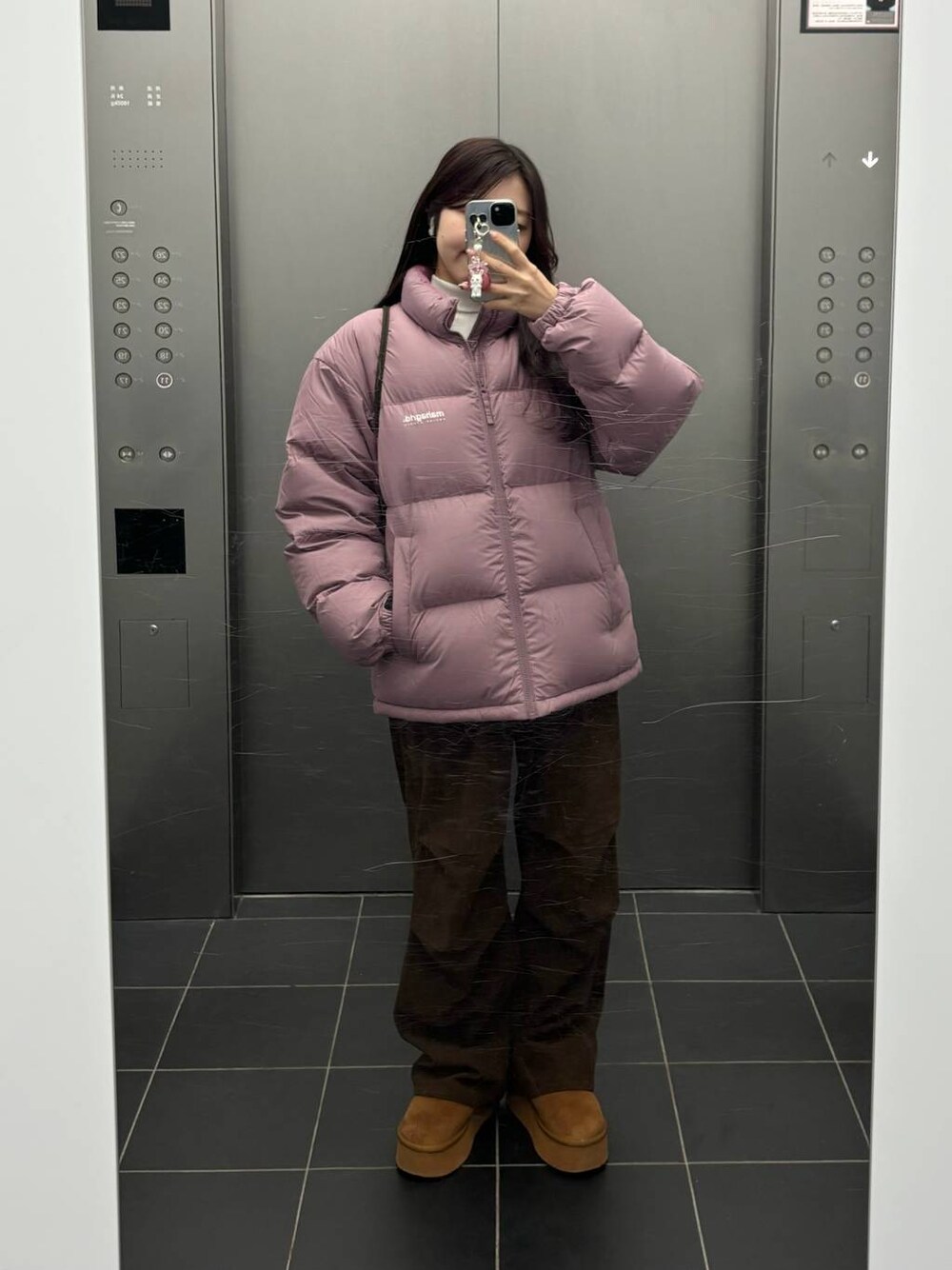 ブラウン系のその他パンツ、グレー系のスウェットパンツを着用したレディースの冬コーディネートの1枚目の写真