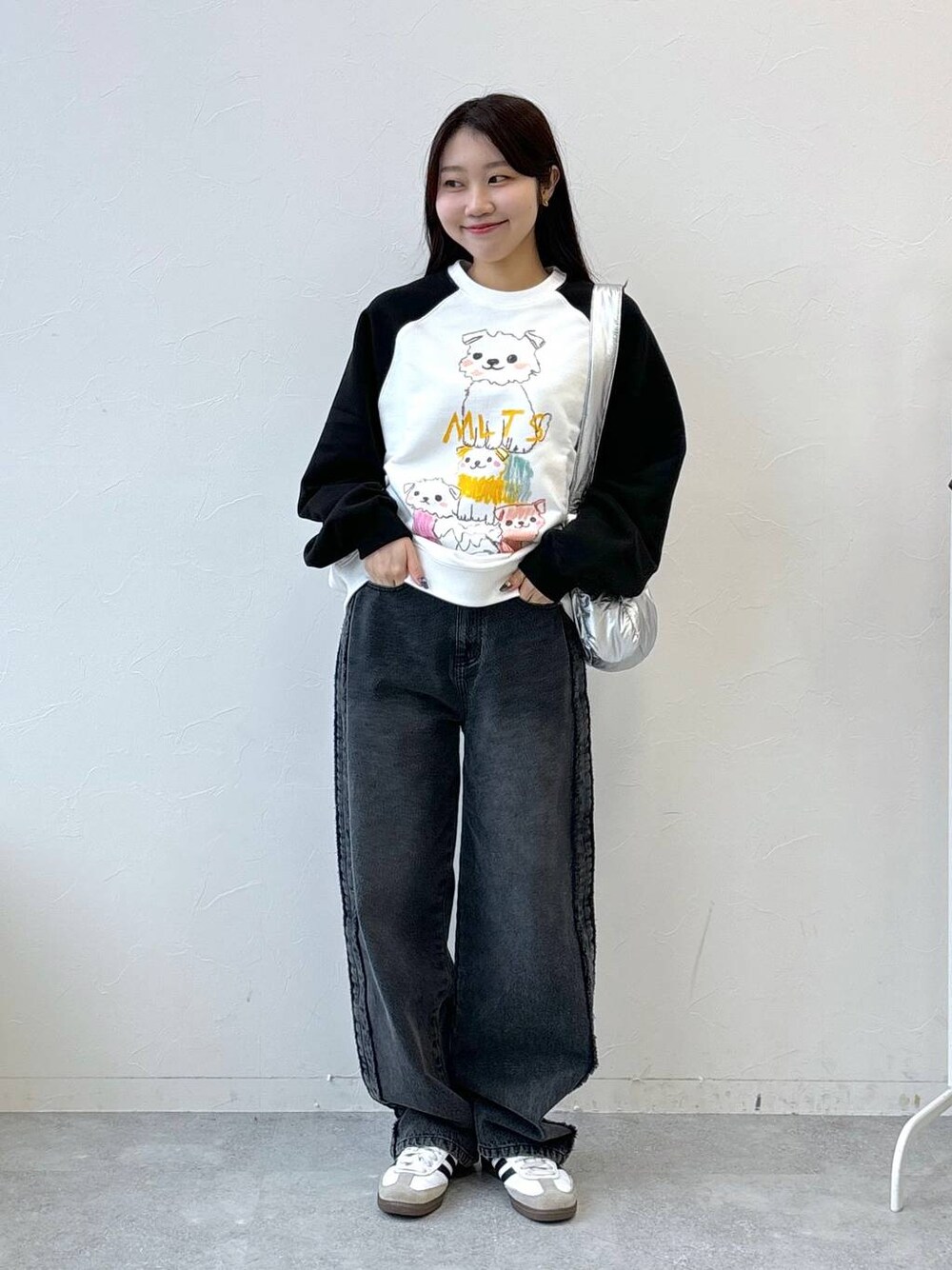 その他のショルダーバッグ、グレー系のデニムパンツ、ベージュ系のスウェットを着用したレディースの冬コーディネートの1枚目の写真