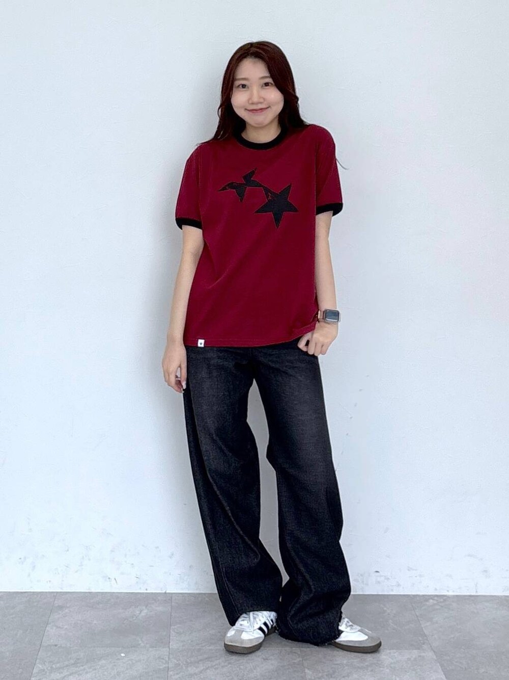 ブラック系のデニムパンツ、レッド系のTシャツ/カットソーを着用したレディースの春コーディネートの1枚目の写真