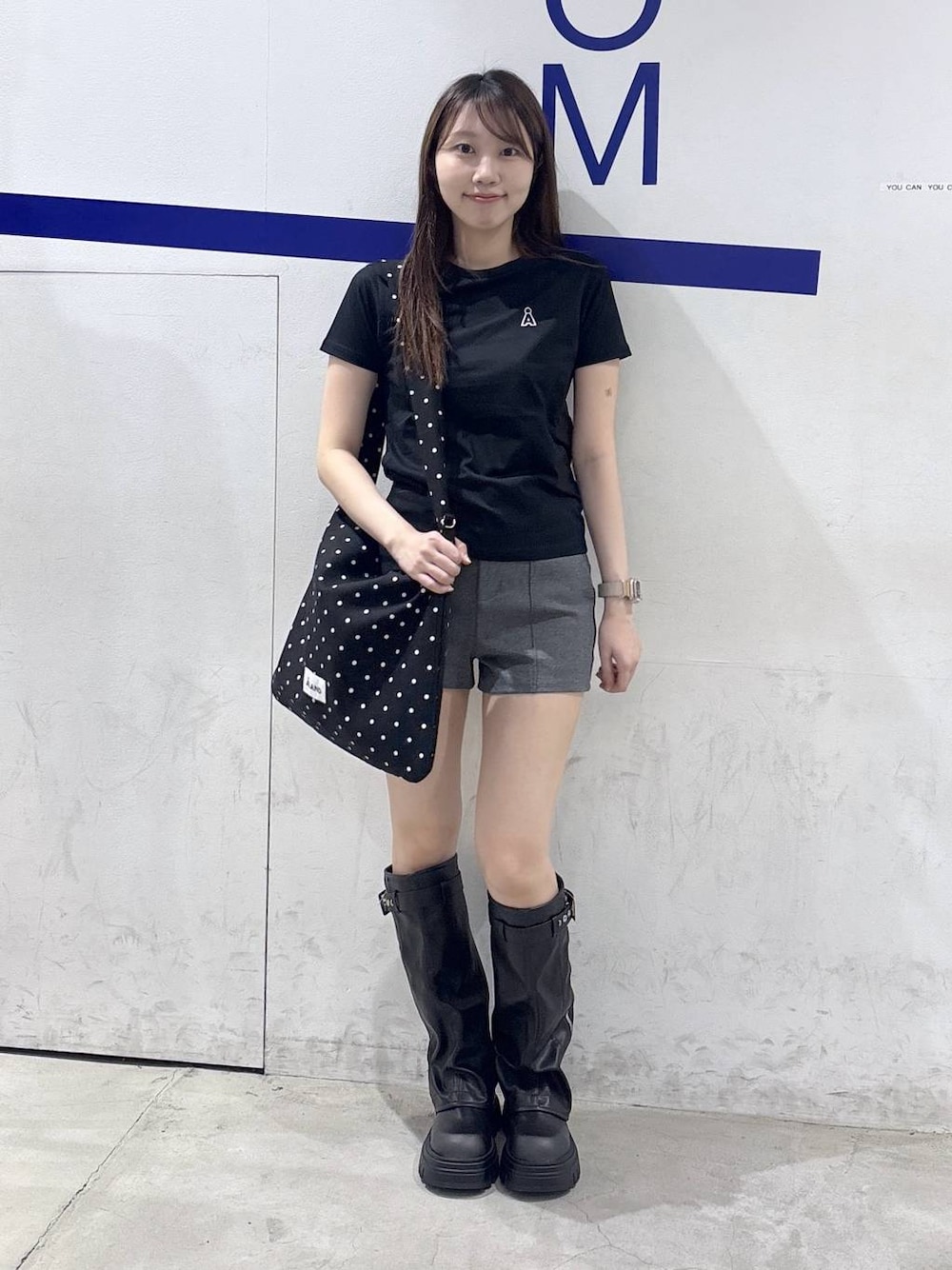 その他のトートバッグ、ブラック系のブーツ、グレー系のその他パンツを着用したレディースの夏コーディネートの1枚目の写真