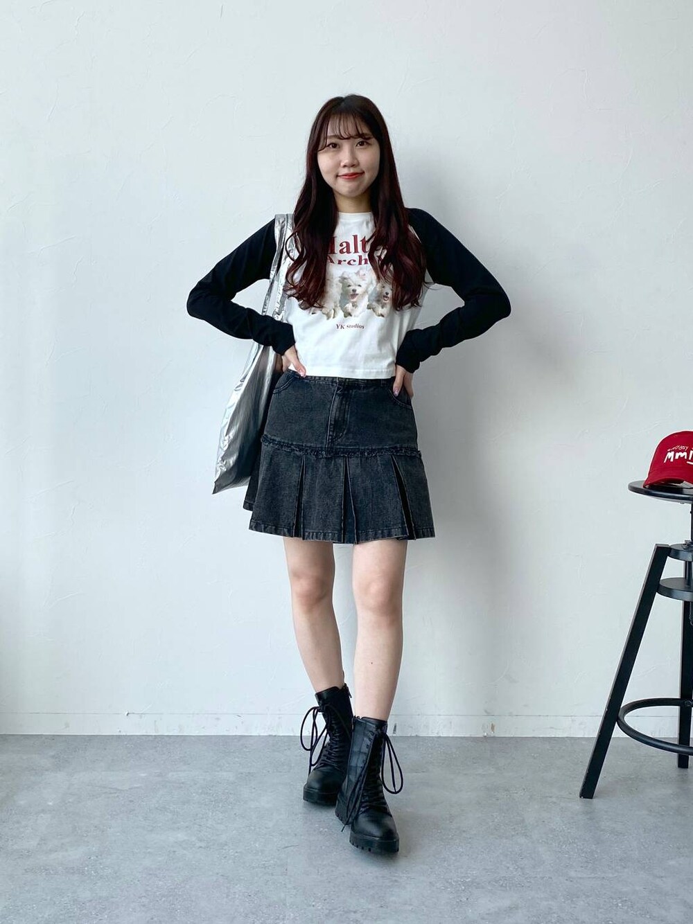 グレー系のトートバッグ、ホワイト系のTシャツ/カットソー、ブラック系のデニムスカートを着用したレディースの春コーディネートの1枚目の写真