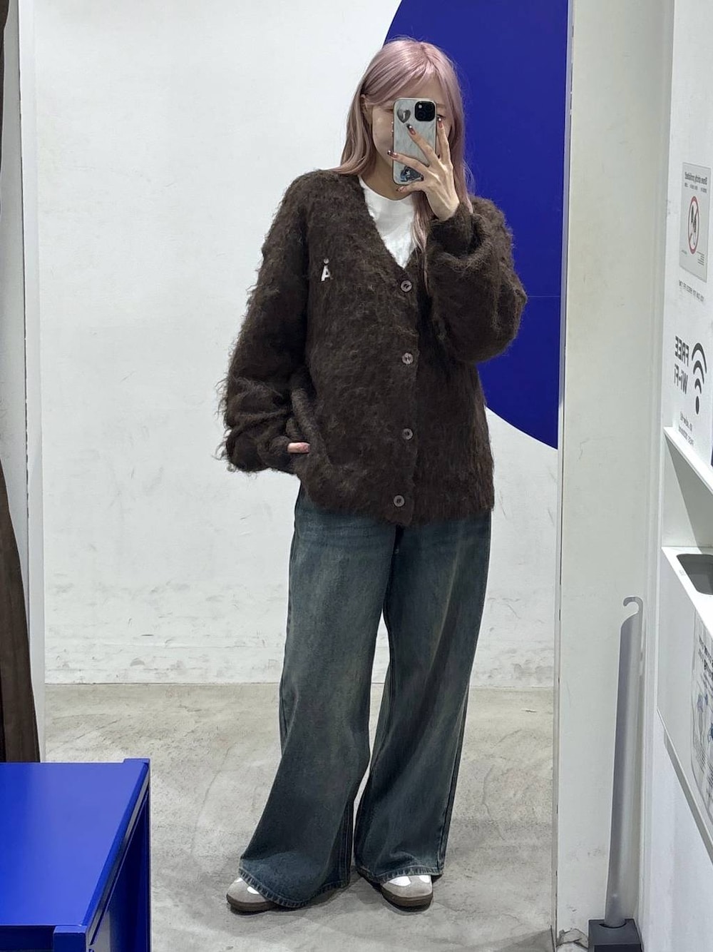 その他のTシャツ/カットソー、ブルー系のデニムパンツを着用したレディースの秋コーディネートの1枚目の写真