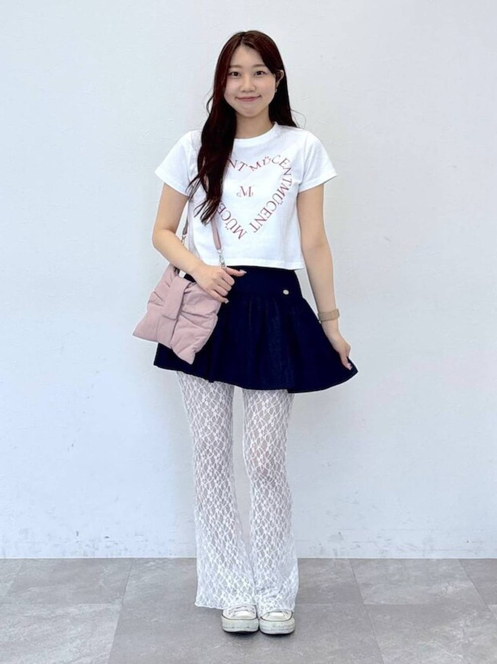 ピンク系のショルダーバッグ、ホワイト系のTシャツ/カットソー、ブルー系のスカートを着用したレディースの春コーディネートの1枚目の写真
