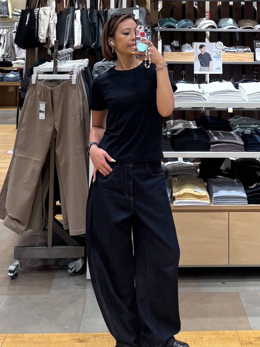 ブルー系のデニムパンツ、ブラック系のTシャツ/カットソーを着用したレディースの夏コーディネートの1枚目の写真