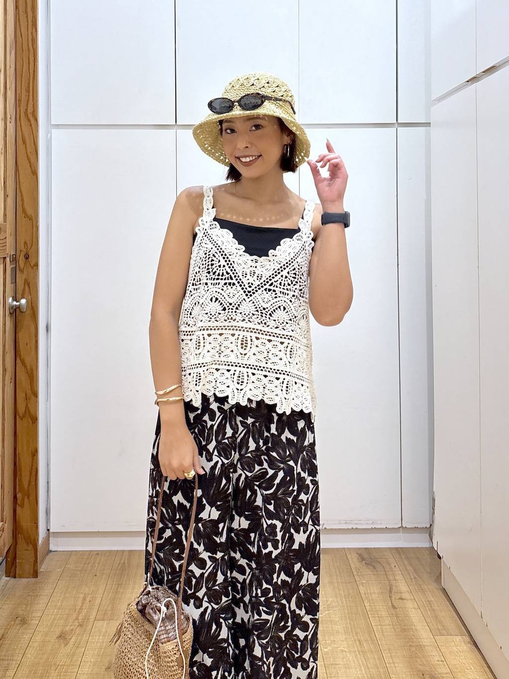 ブラック系のキャミソール、ベージュ系のその他パンツ、ベージュ系のショルダーバッグを着用したレディースの夏コーディネートの1枚目の写真