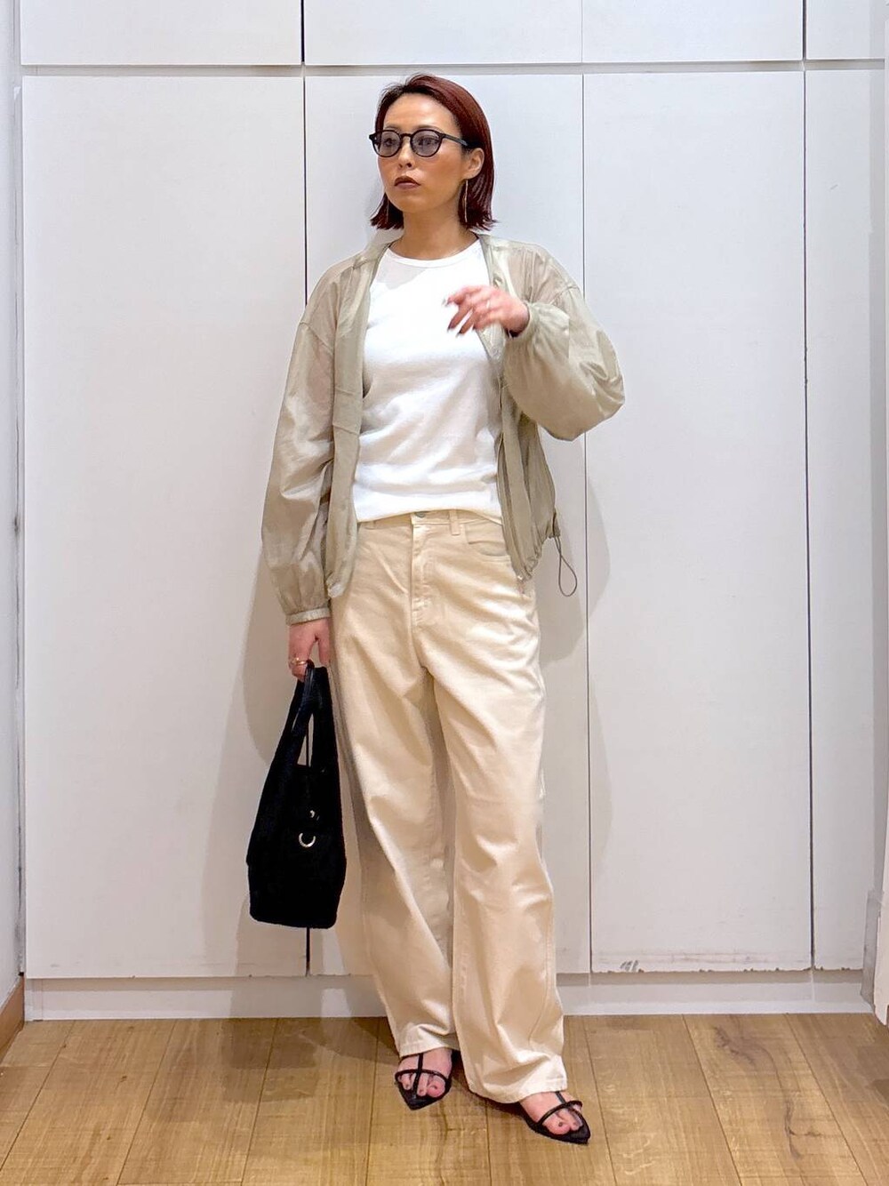 「体型カバー、高見え、高身長、ママコーデ、骨格ストレート、GLOBAL WORK、着痩せ・細見え」｜「GLOBAL WORKのGOODデニムバギーパンツ/118365（デニムパンツ、ベージュ系）」を使った、ココさん（レディース・165cm）の春コーディネートの1枚目の写真