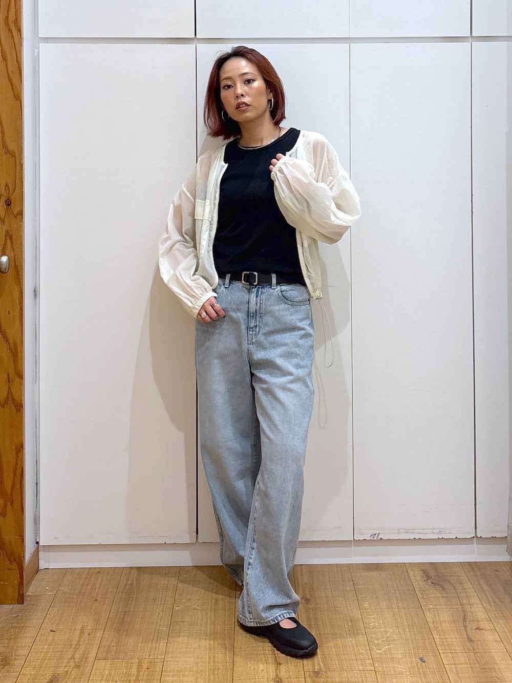 「体型カバー、高見え、高身長、ママコーデ、骨格ストレート、GLOBAL WORK、着痩せ・細見え」｜「GLOBAL WORKのエアかるクッションベルトスニーカー/102313（スニーカー、ブラック系）」を使った、ココさん（レディース・165cm）の春コーディネートの1枚目の写真