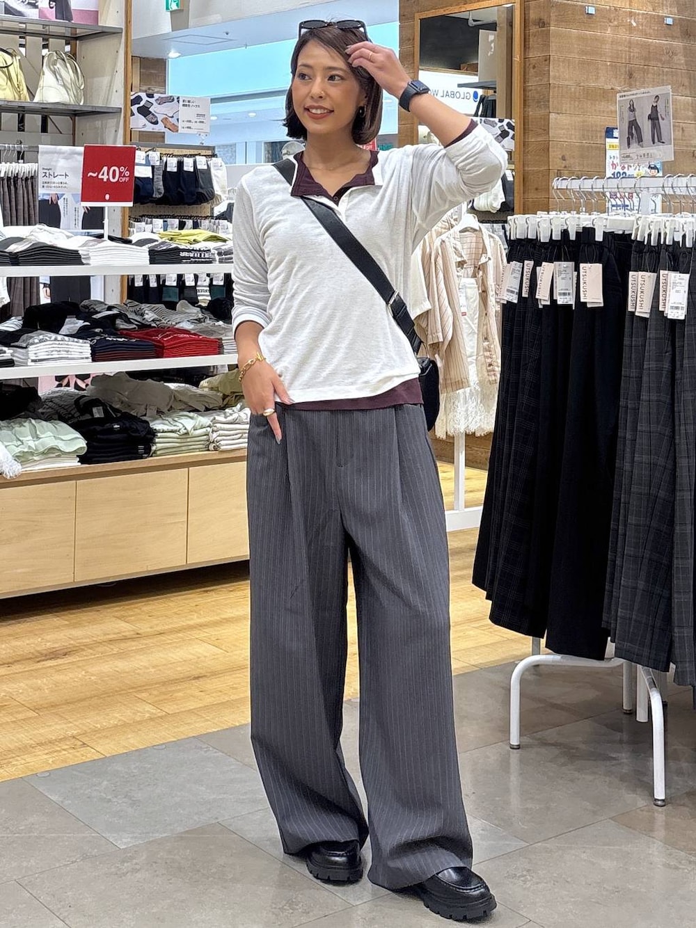 レッド系のTシャツ/カットソー、ホワイト系のTシャツ/カットソー、ブラック系のローファーを着用したレディースの夏コーディネートの1枚目の写真