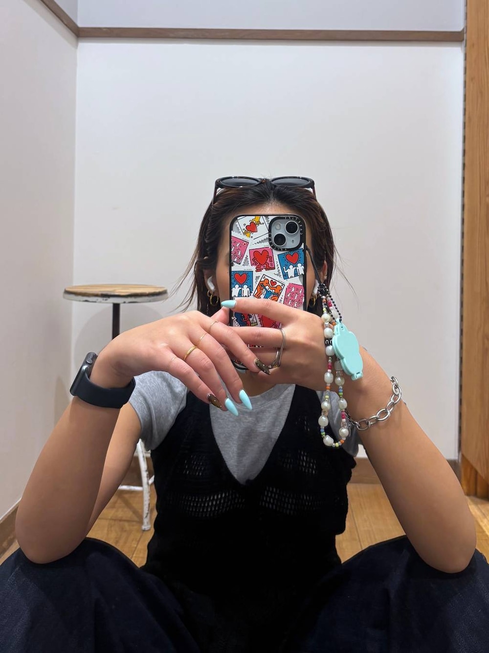 ブルー系のデニムパンツ、ブラック系のサンダル、ブラック系のベストを着用したレディースの春コーディネートの1枚目の写真