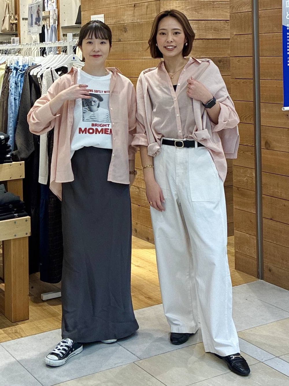 ブラック系のローファー、ピンク系のシャツ/ブラウス、ピンク系のニット/セーターを着用したレディースの春コーディネートの1枚目の写真