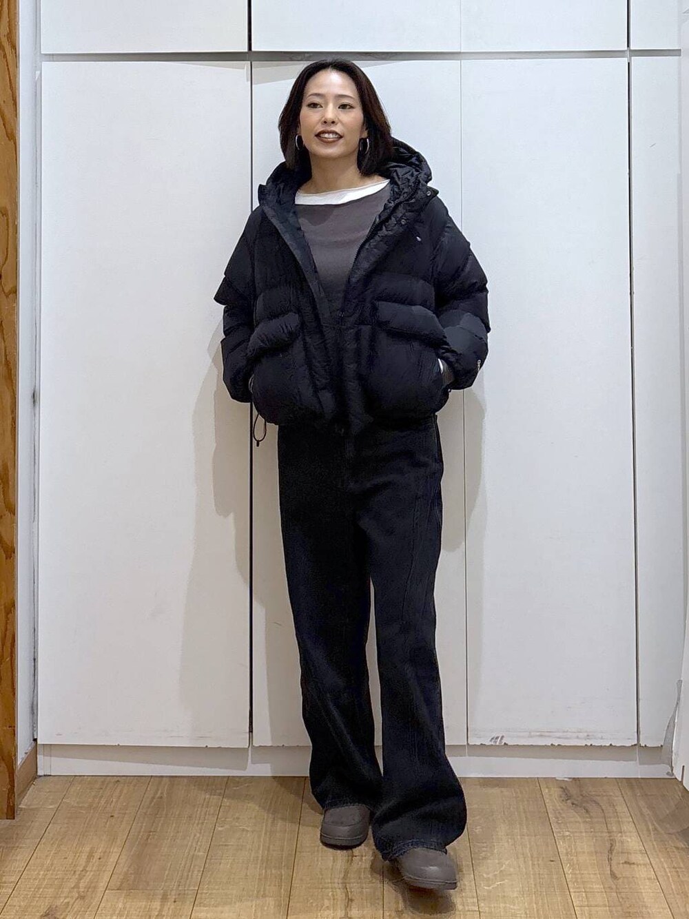 ブラック系のデニムパンツ、グリーン系のその他シューズ、ホワイト系のTシャツ/カットソーを着用したレディースの秋コーディネートの1枚目の写真