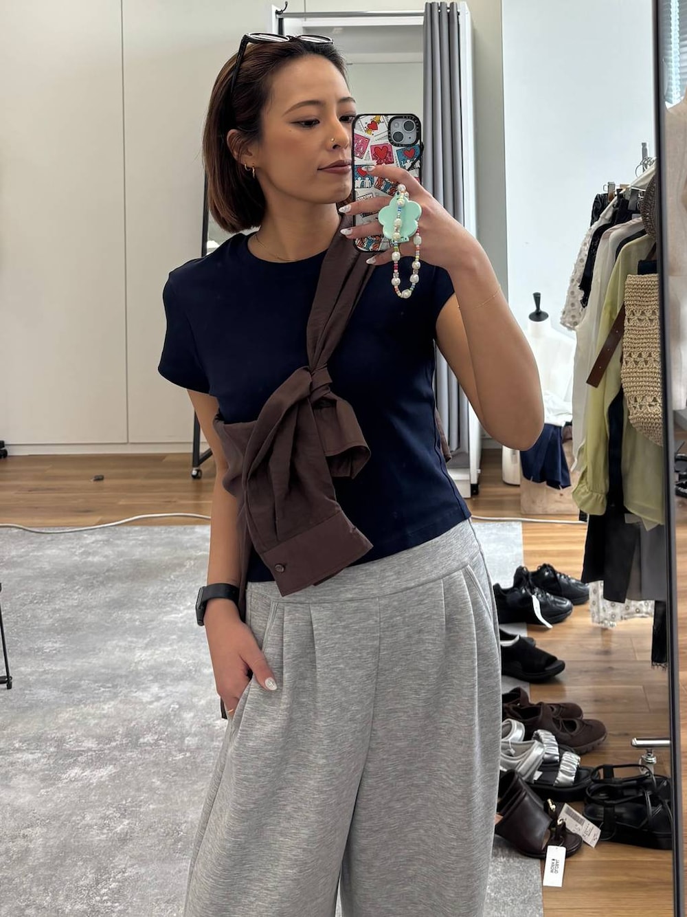 ブラウン系のシャツ/ブラウス、ブラック系のその他パンツ、グレー系のサングラスを着用したレディースの春コーディネートの1枚目の写真