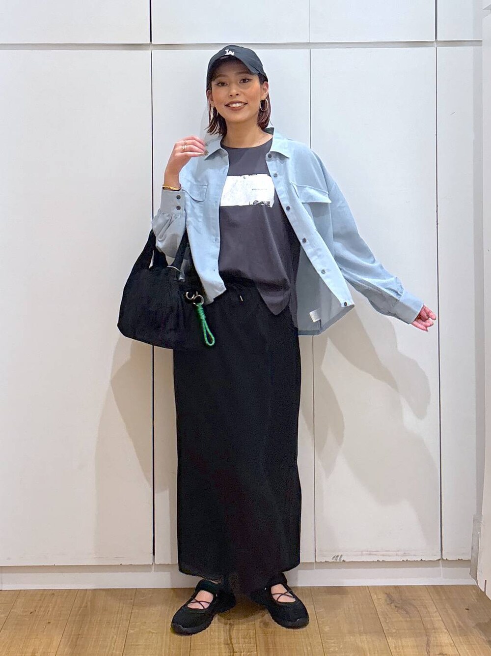 「体型カバー、高見え、高身長、ママコーデ、骨格ストレート、GLOBAL WORK、着痩せ・細見え」｜「GLOBAL WORKのリッチクリーンプリントT半袖/147640（Tシャツ/カットソー、グレー系）」を使った、ココさん（レディース・165cm）の春コーディネートの1枚目の写真