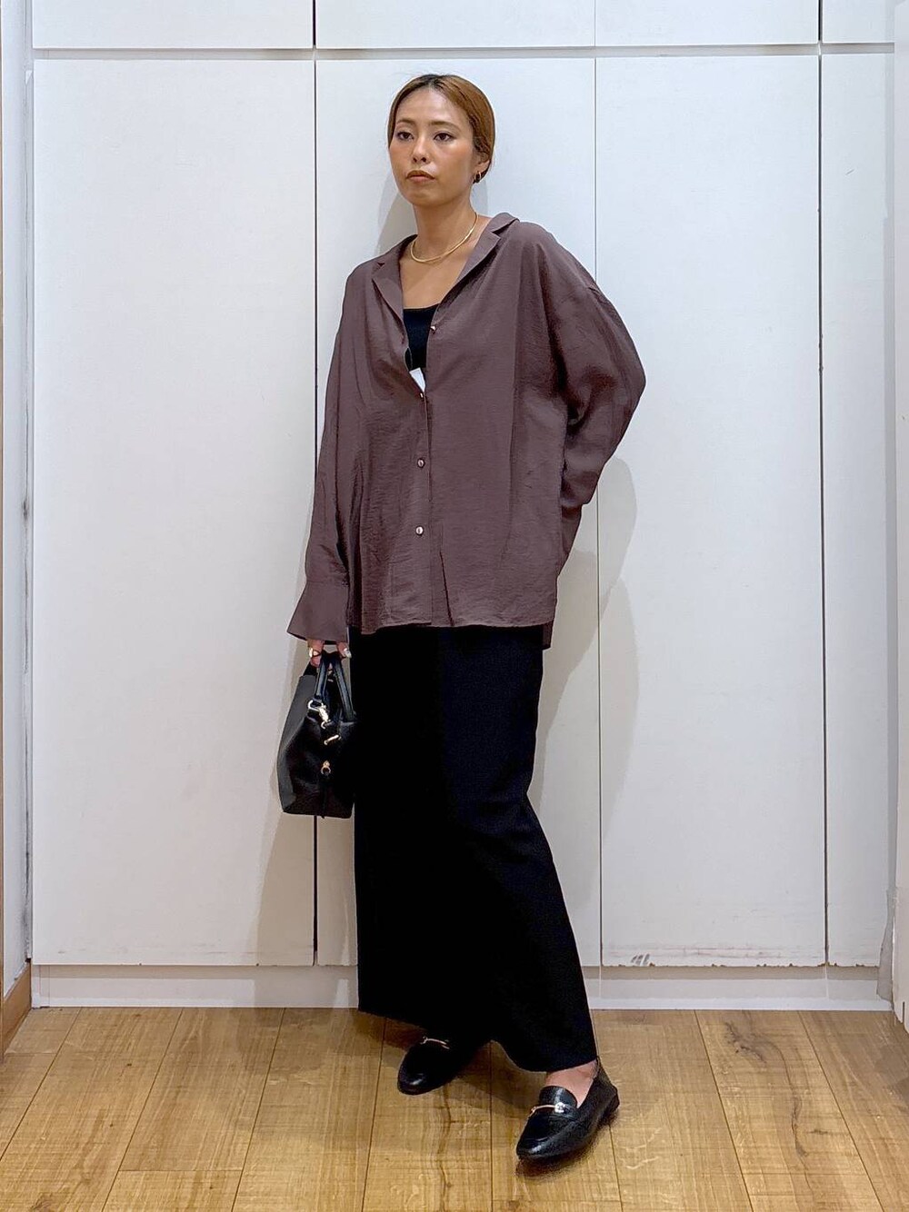 ブラック系のローファー、ブラック系のショルダーバッグ、ブラック系のキャミソールを着用したレディースの秋コーディネートの1枚目の写真