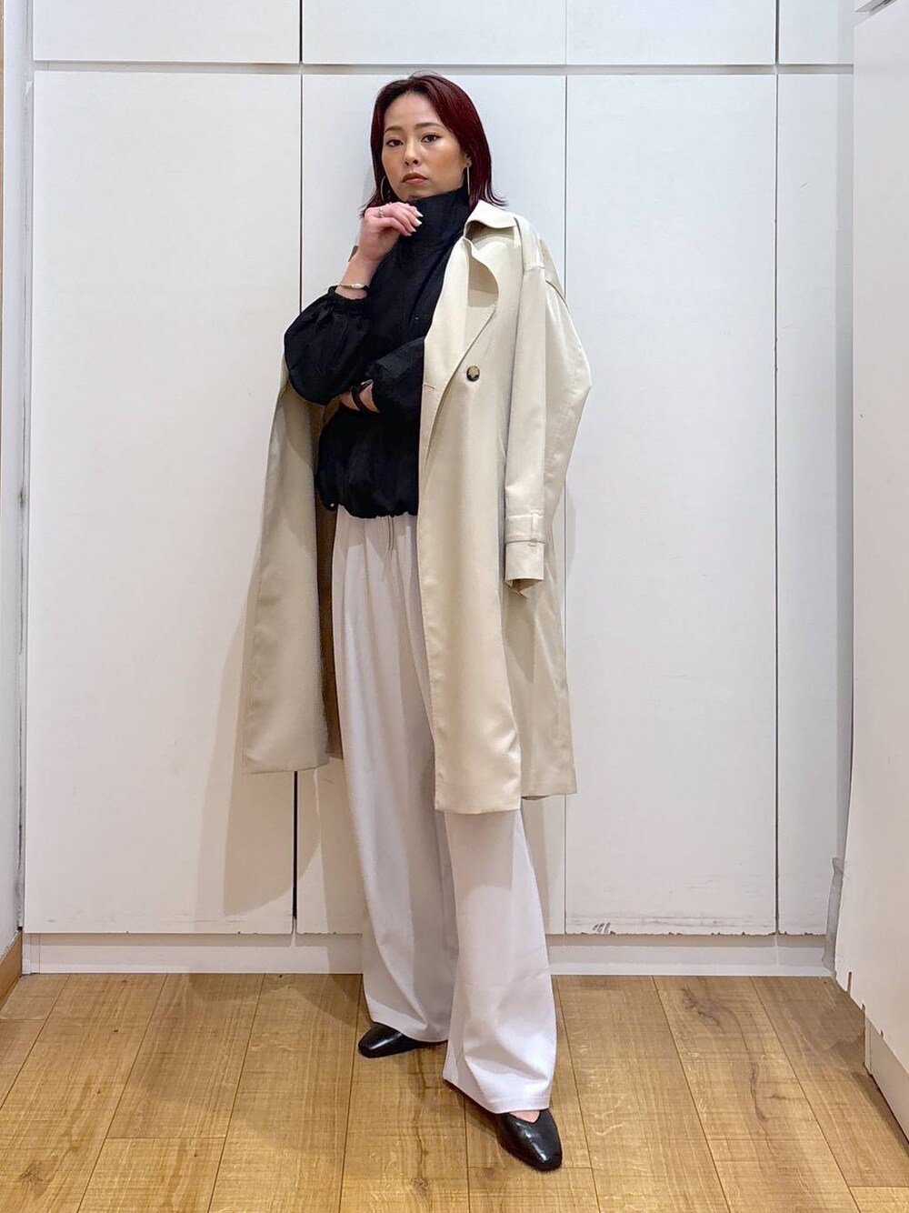ベージュ系のトレンチコート、グレー系のその他パンツ、ホワイト系のブルゾンを着用したレディースの春コーディネートの1枚目の写真