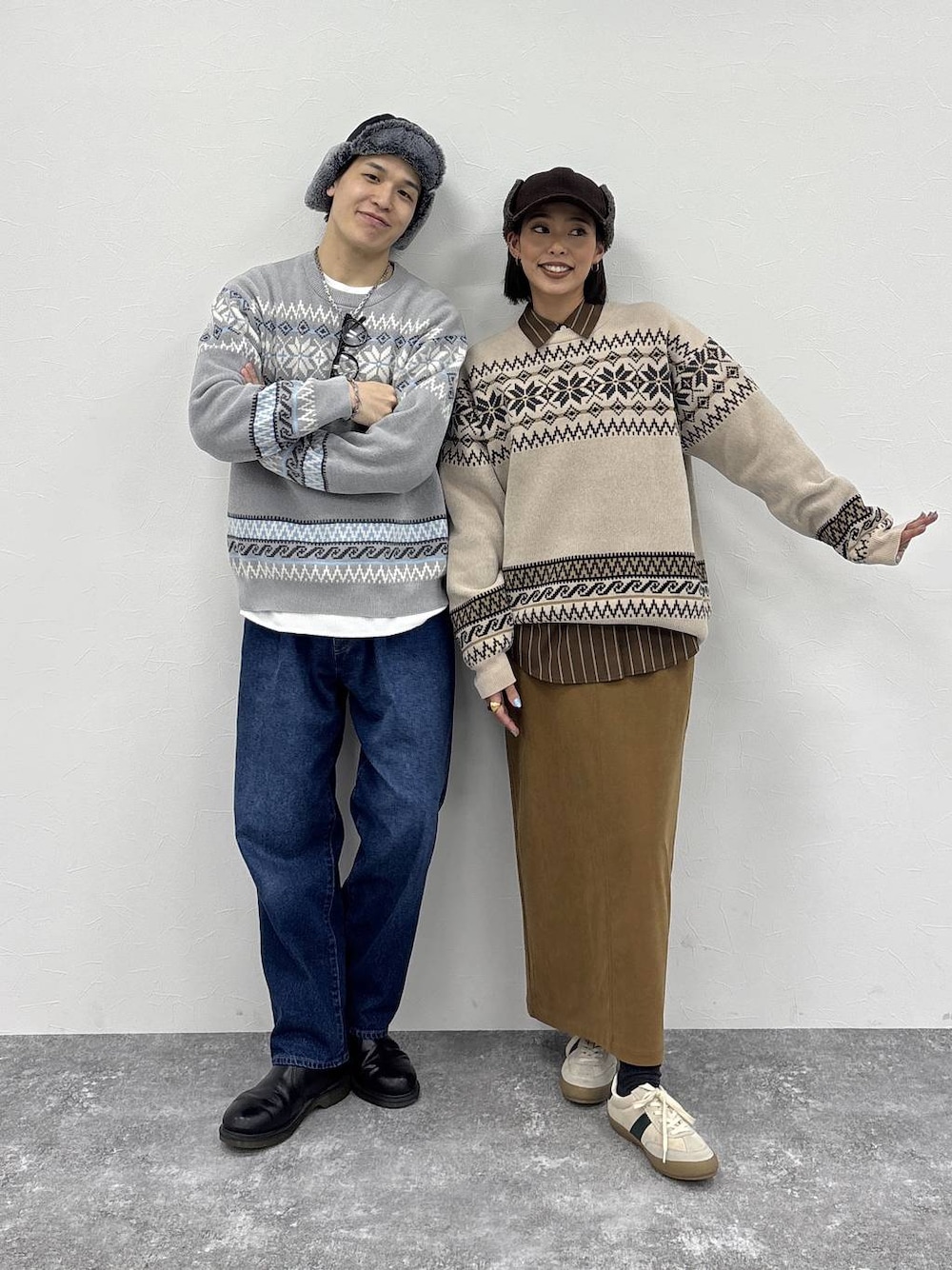 ベージュ系のスニーカー、イエロー系のシャツ/ブラウス、ベージュ系のスカートを着用したレディースの冬コーディネートの1枚目の写真