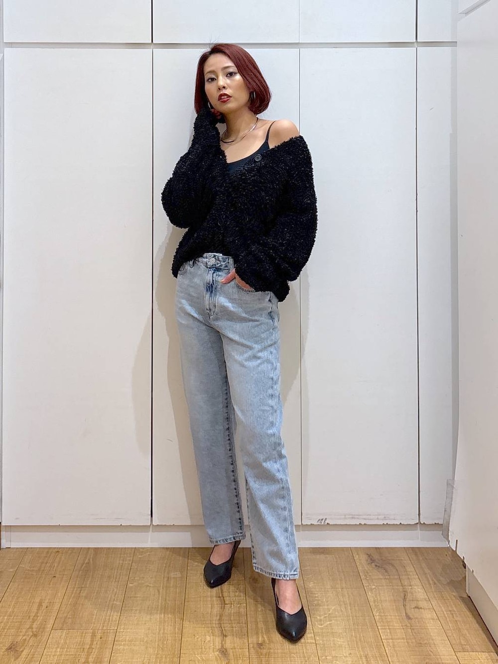 ブルー系のデニムパンツ、ブラック系のパンプス、ブラック系のカーディガン/ボレロを着用したレディースの春コーディネートの1枚目の写真