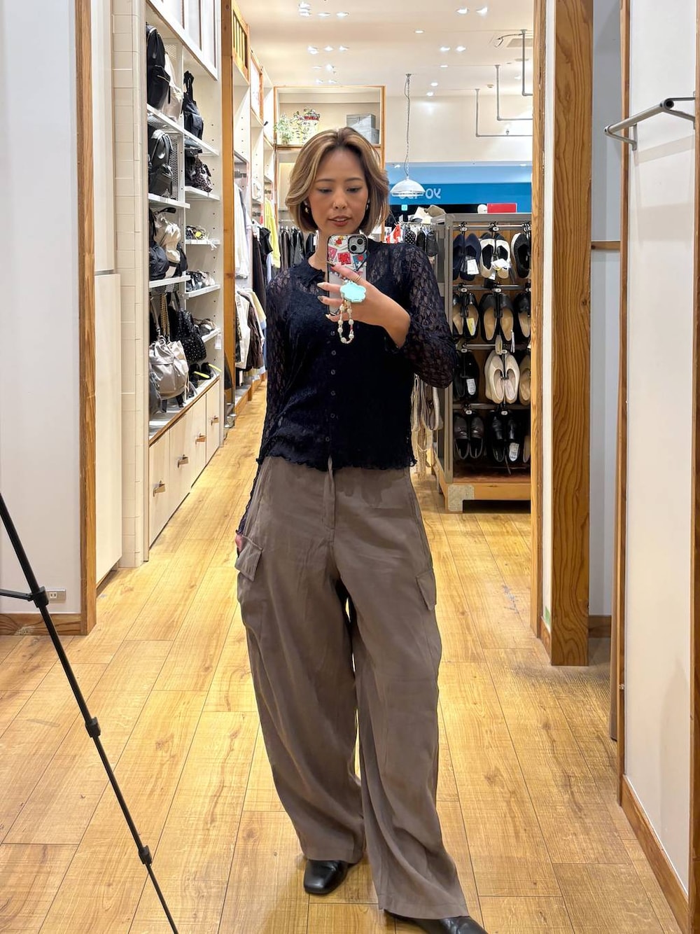 グリーン系のその他パンツ、ブルー系のシャツ/ブラウス、ブラック系のキャミソールを着用したレディースの秋コーディネートの1枚目の写真
