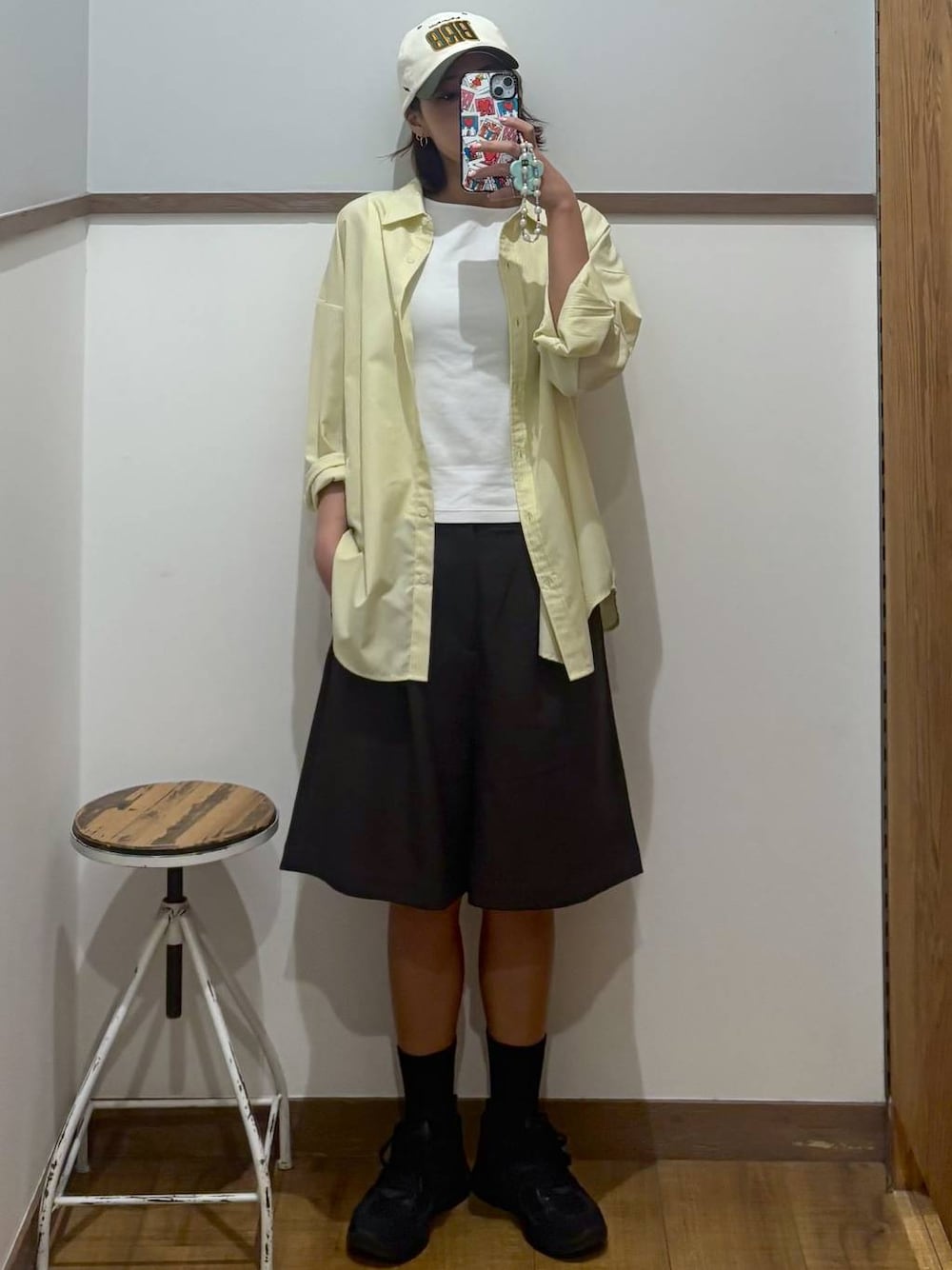 イエロー系のシャツ/ブラウス、ベージュ系のその他パンツを着用したレディースの春コーディネートの1枚目の写真
