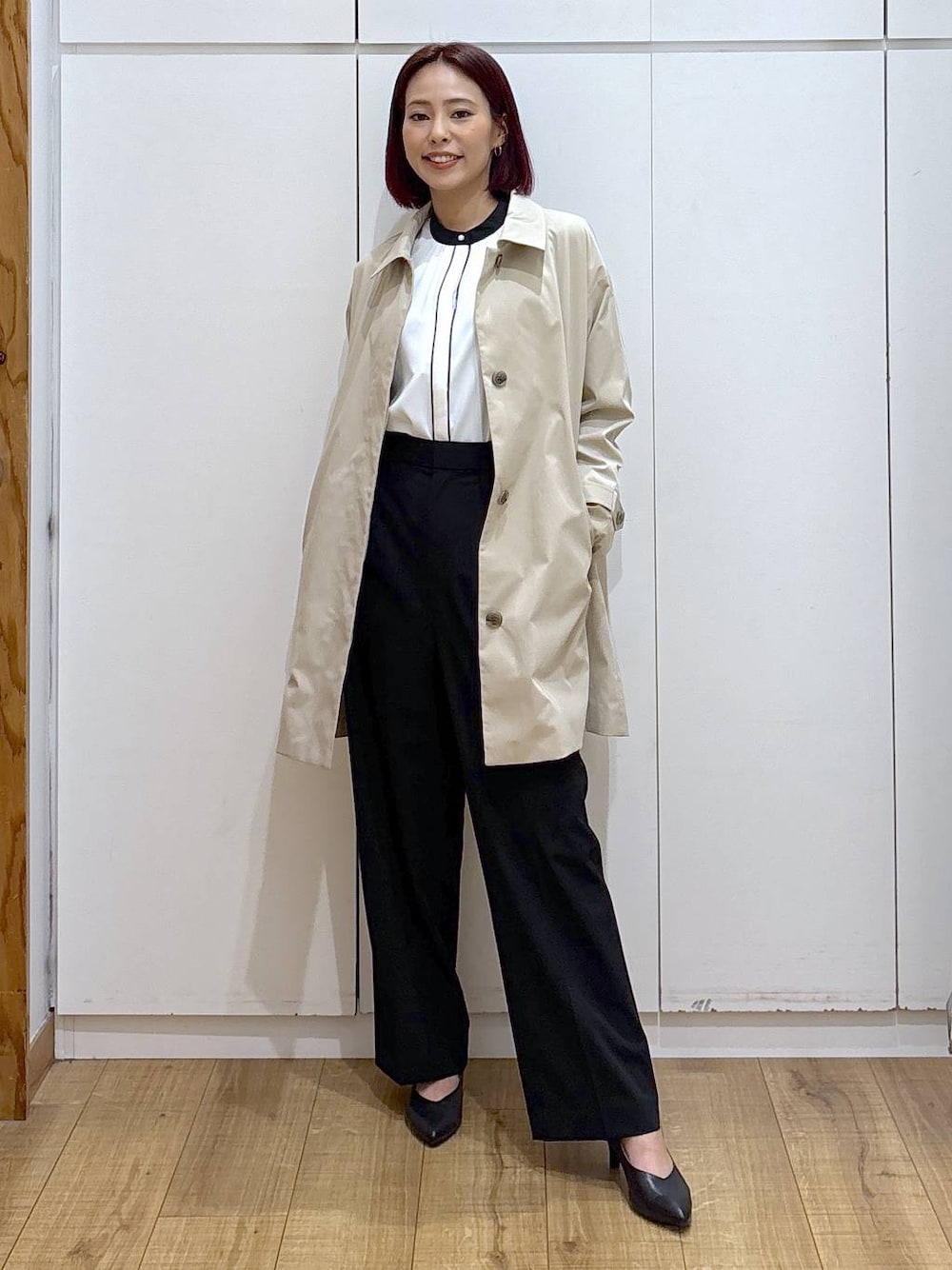 ブラック系のパンプス、ホワイト系のシャツ/ブラウス、ブラック系のスラックスを着用したレディースの春コーディネートの1枚目の写真