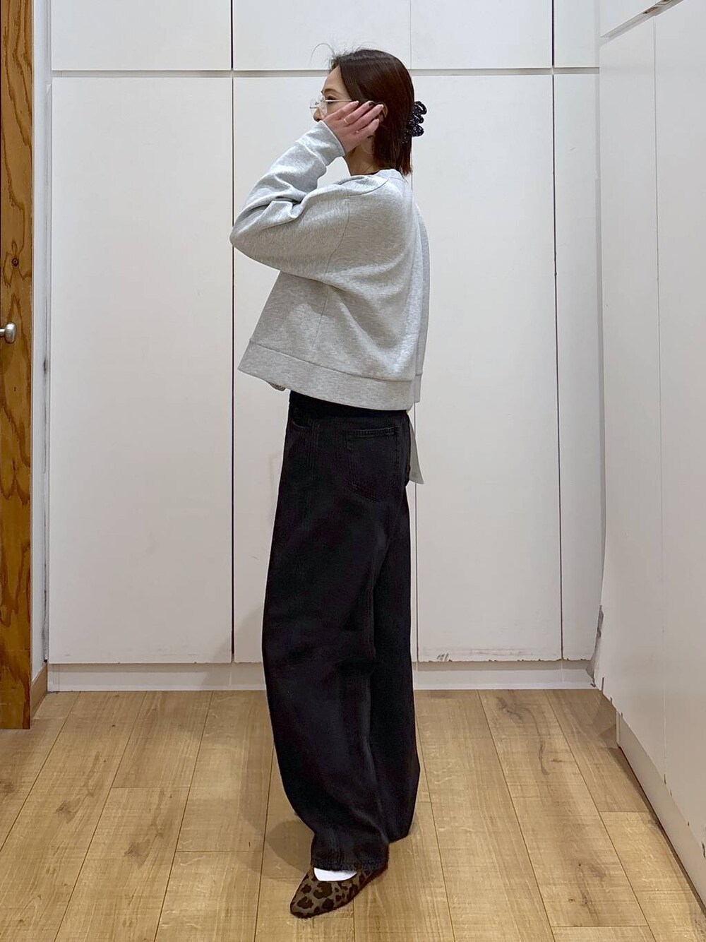 その他のパンプス、ブラック系のデニムパンツ、ブラック系のニット/セーターを着用したレディースの春コーディネートの1枚目の写真
