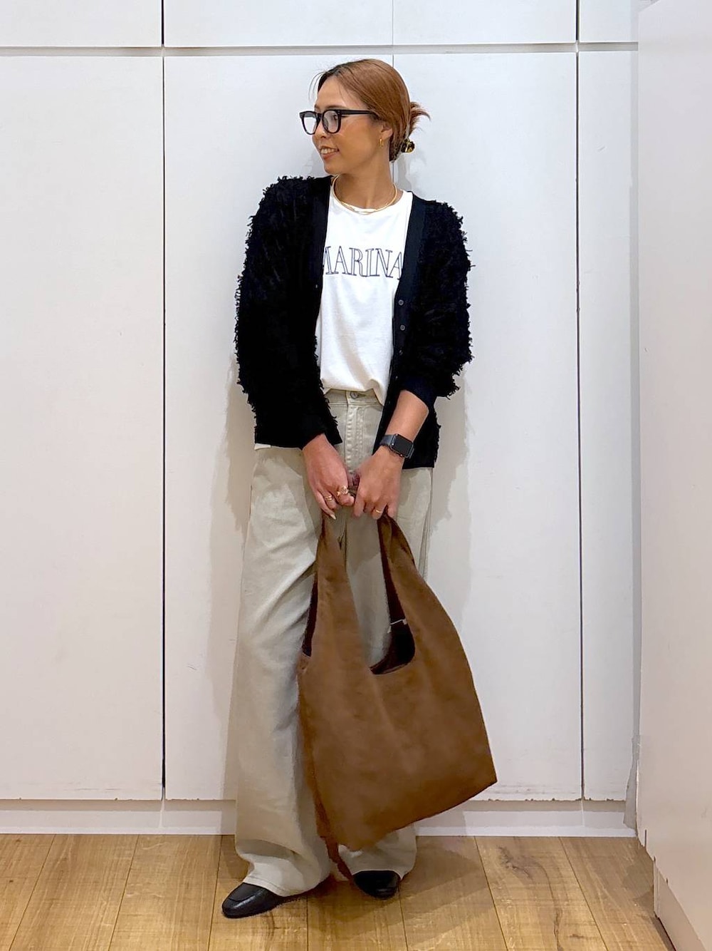 ブラック系のローファー、ホワイト系のTシャツ/カットソー、ベージュ系のデニムパンツを着用したレディースの秋コーディネートの1枚目の写真