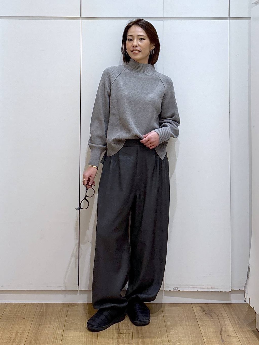 グレー系のニット/セーター、グレー系のその他パンツを着用したレディースの冬コーディネートの1枚目の写真