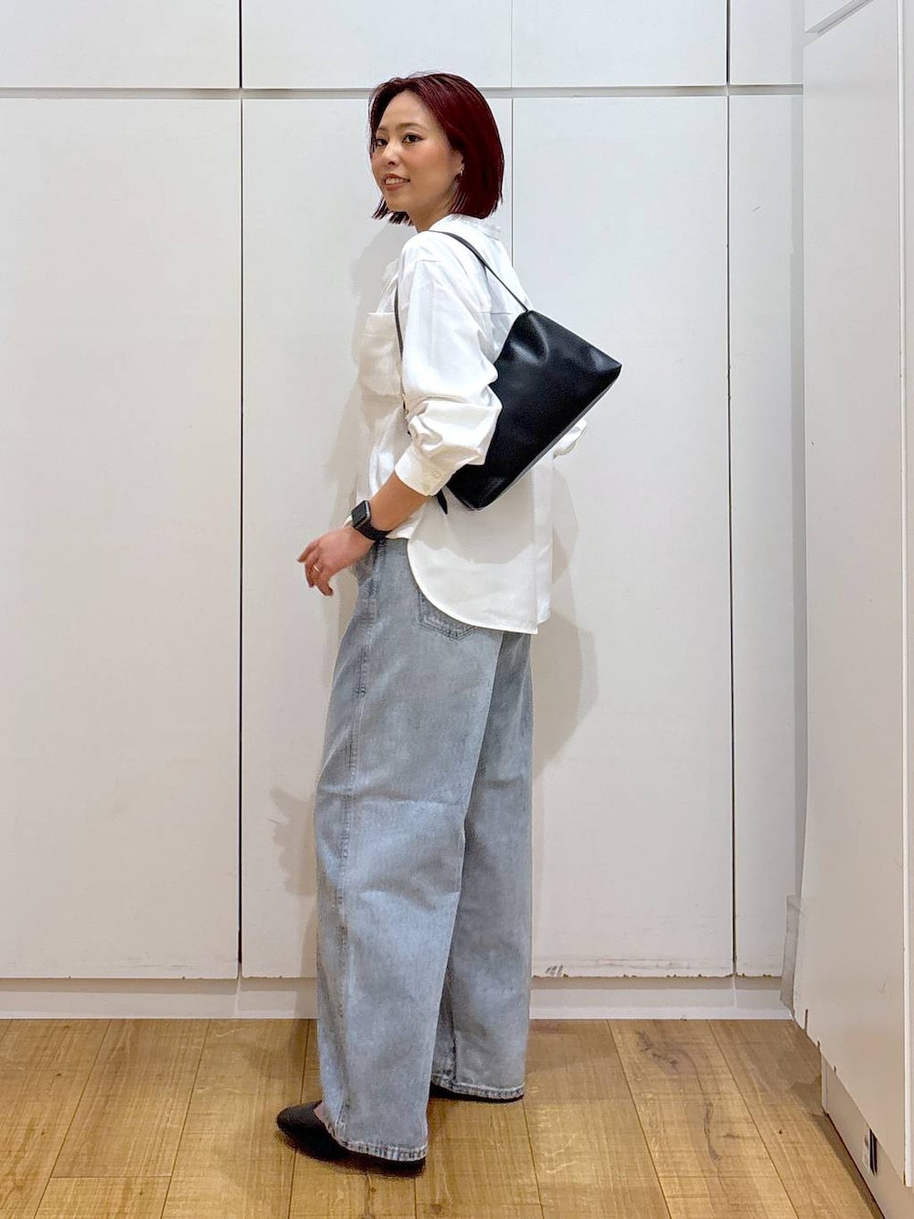 「体型カバー、高見え、高身長、ママコーデ、骨格ストレート、GLOBAL WORK、着痩せ・細見え」｜「GLOBAL WORKのGOODデニムバギーパンツ/118365（デニムパンツ、ブルー系）」を使った、ココさん（レディース・165cm）の春コーディネートの1枚目の写真