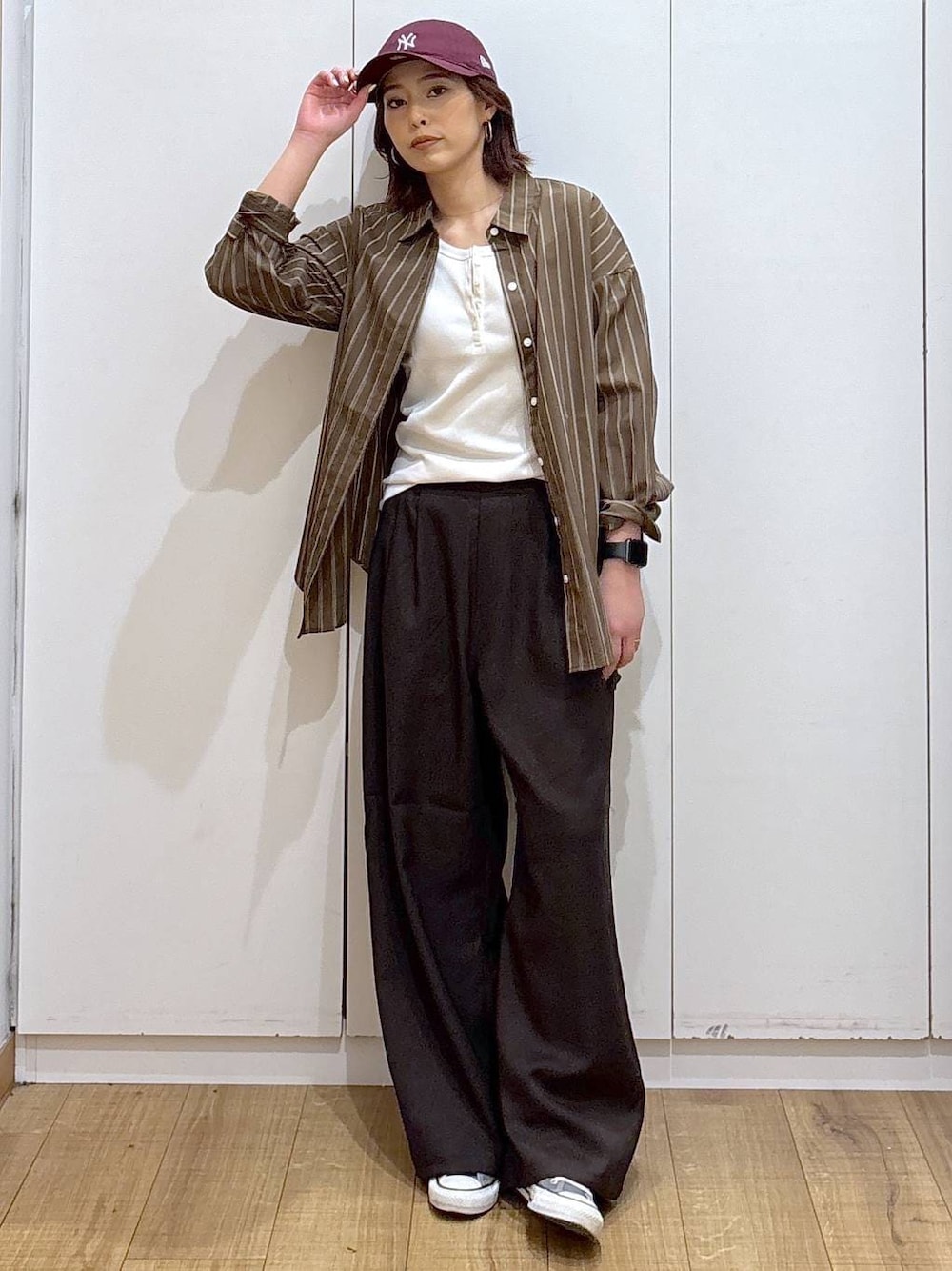 ブラウン系のシャツ/ブラウス、ブラウン系のその他パンツ、ホワイト系のタンクトップを着用したレディースの春コーディネートの1枚目の写真