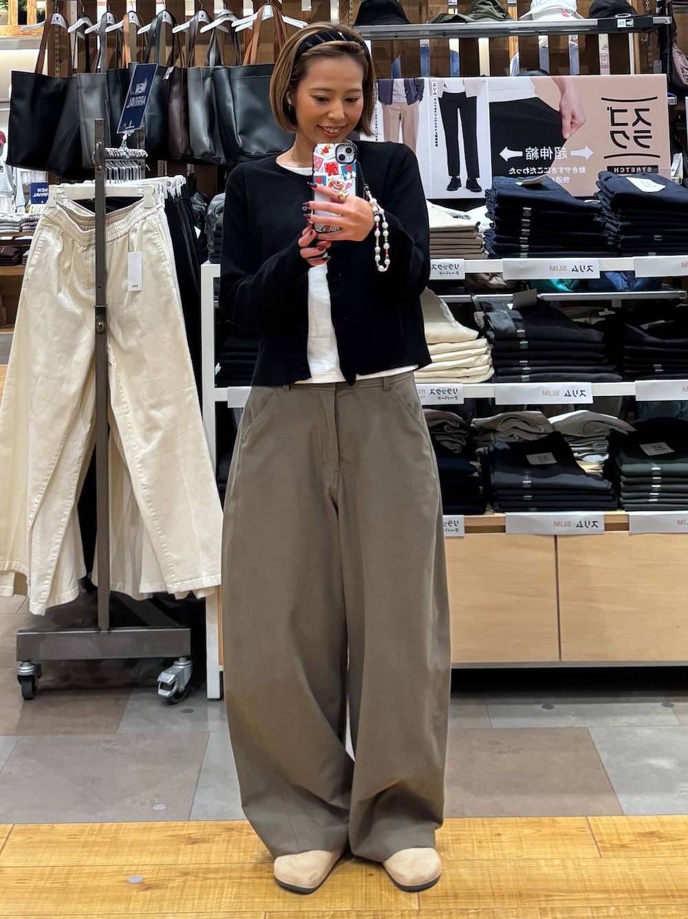 ブラック系のカーディガン/ボレロ、グリーン系のその他パンツ、ブラック系のカチューシャを着用したレディースの秋コーディネートの1枚目の写真