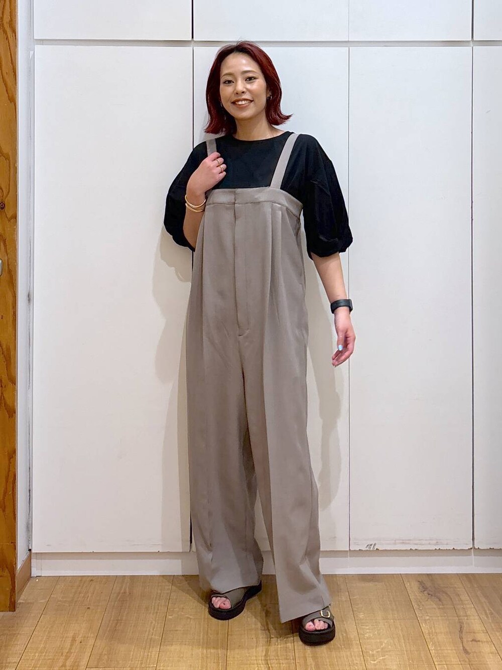 「体型カバー、高見え、高身長、ママコーデ、骨格ストレート、GLOBAL WORK、着痩せ・細見え」｜「GLOBAL WORKのお手入れラクラクセットアップ/オールインワン/289099（つなぎ/オールインワン、ベージュ系）」を使った、ココさん（レディース・165cm）の春コーディネートの1枚目の写真