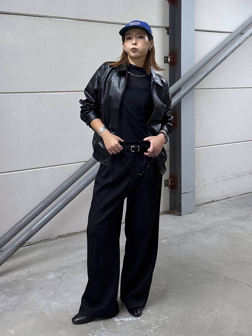 ブラック系のローファー、ブラック系のブルゾン、ブラック系のその他パンツを着用したレディースの秋コーディネートの1枚目の写真