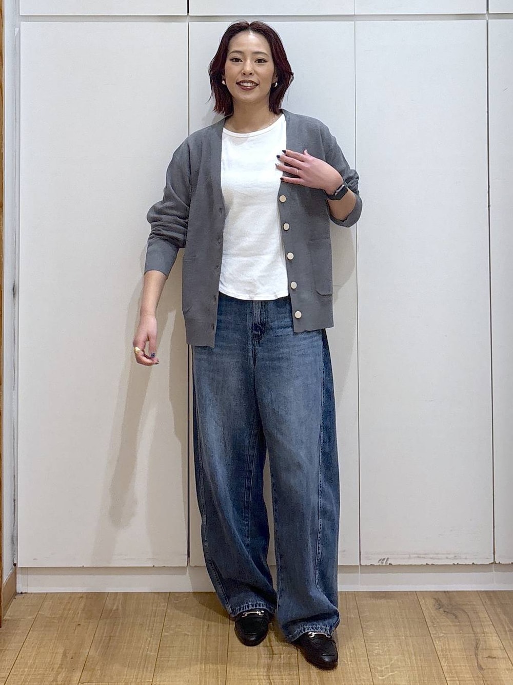 ブラック系のローファー、ブルー系のデニムパンツ、グレー系のカーディガン/ボレロを着用したレディースの春コーディネートの1枚目の写真