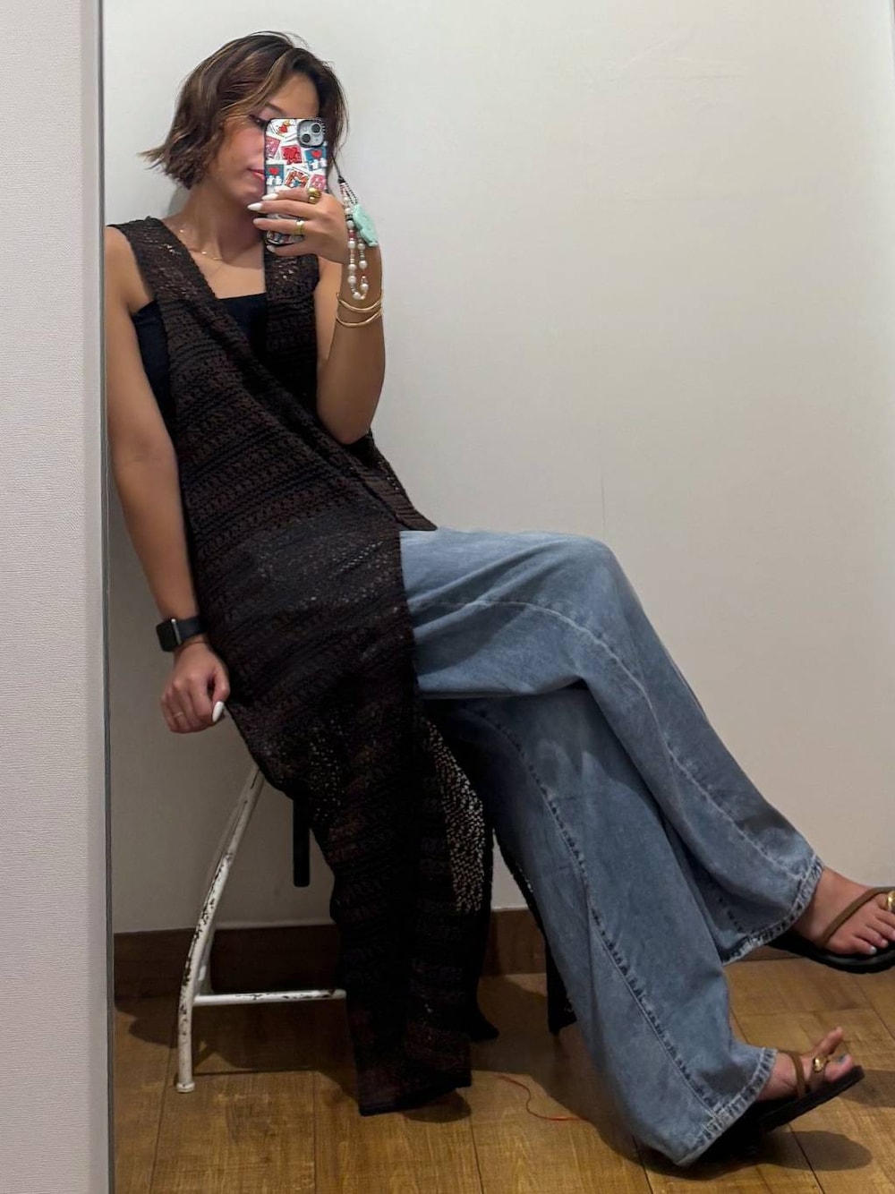 ブラック系のキャミソール、ブルー系のデニムパンツ、ブラウン系のワンピースを着用したレディースの夏コーディネートの1枚目の写真