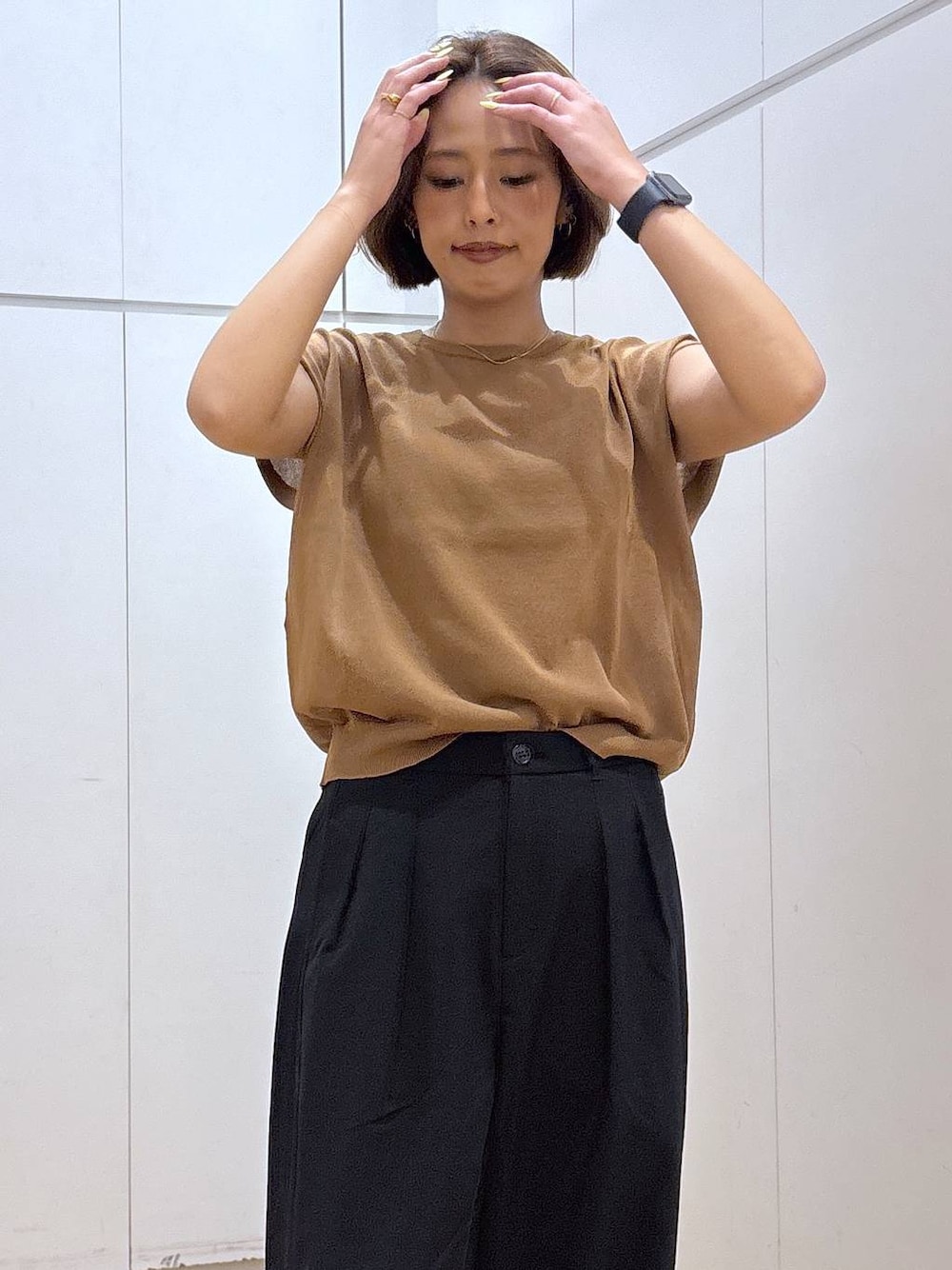 ブラック系のその他パンツ、ブラウン系のTシャツ/カットソー、ベージュ系のサンダルを着用したレディースの夏コーディネートの1枚目の写真