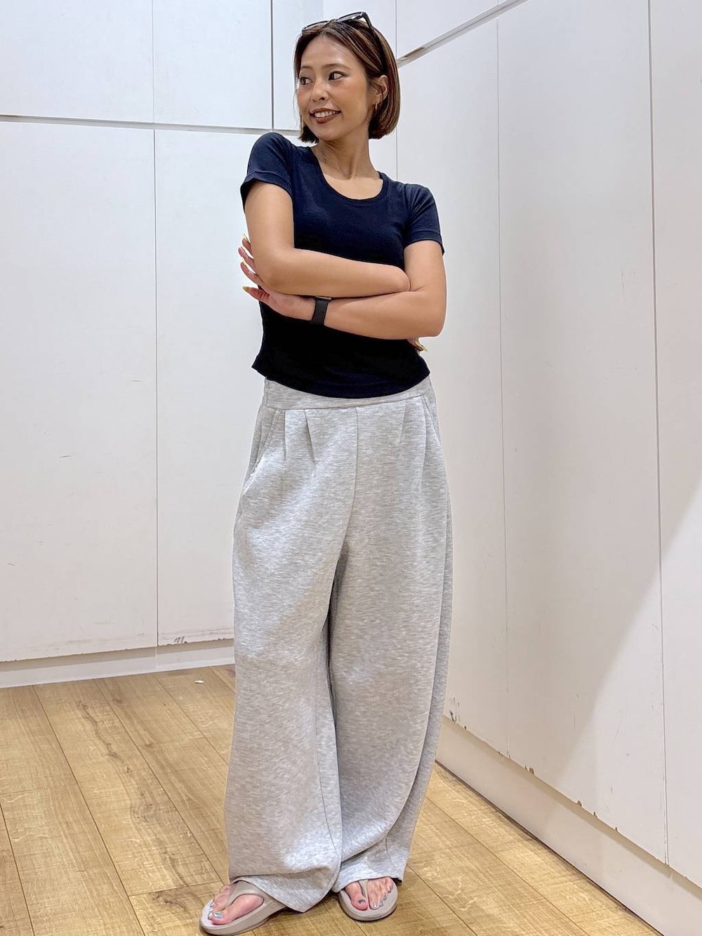 グレー系のその他パンツ、ベージュ系のサンダルを着用したレディースの夏コーディネートの1枚目の写真