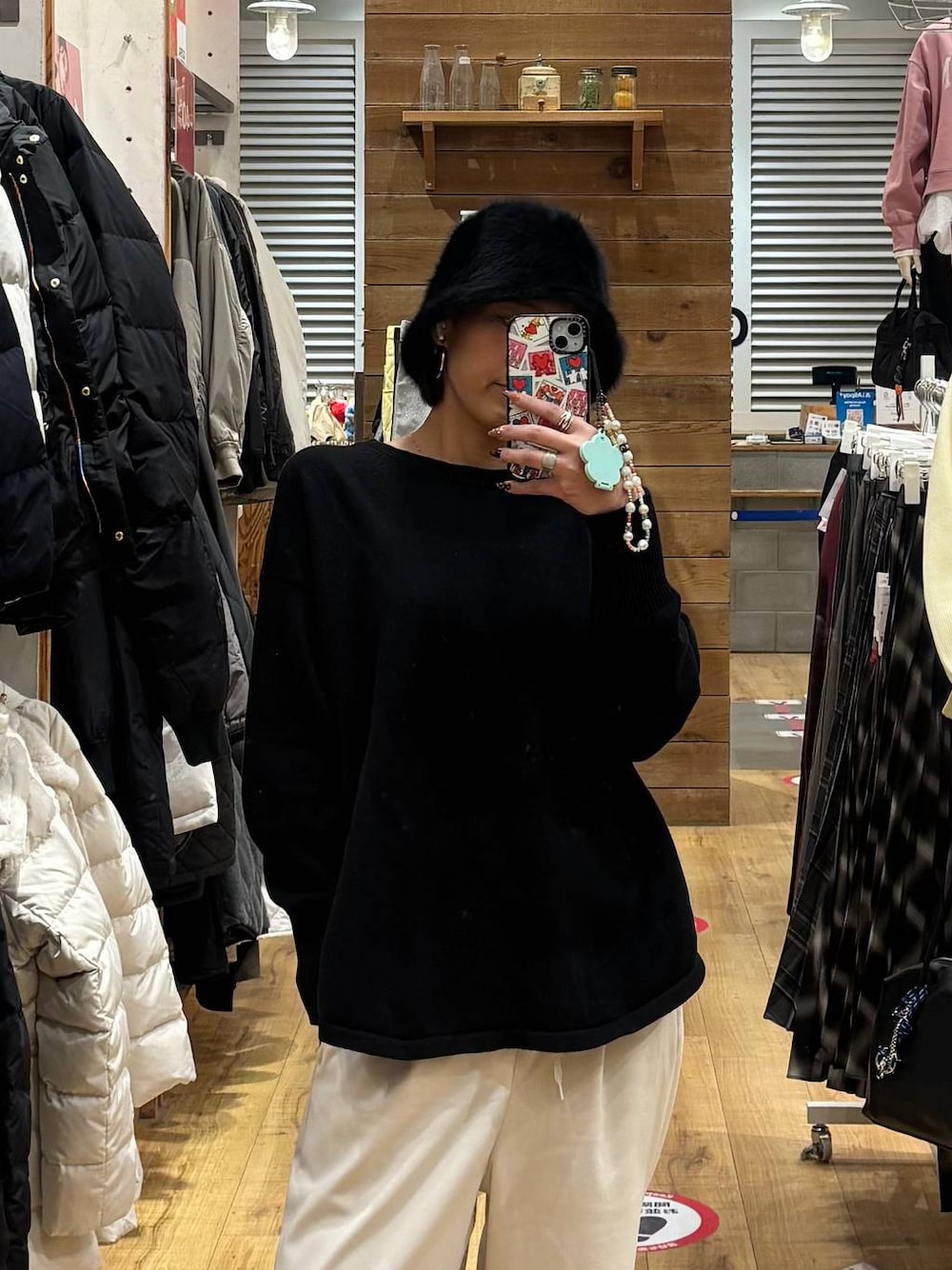 ブラック系のニット/セーター、グレー系のその他パンツ、ブラック系のハットを着用したレディースの冬コーディネートの1枚目の写真