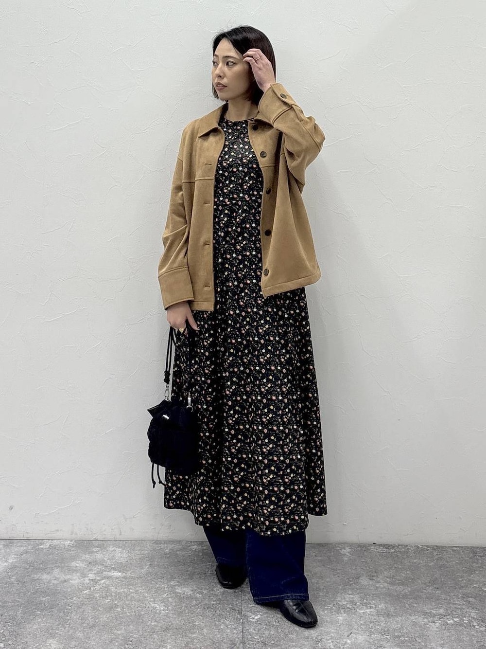 ブラック系のブーツ、ブラウン系のテーラードジャケット、ゴールド系のピアス(両耳用)を着用したレディースの冬コーディネートの1枚目の写真