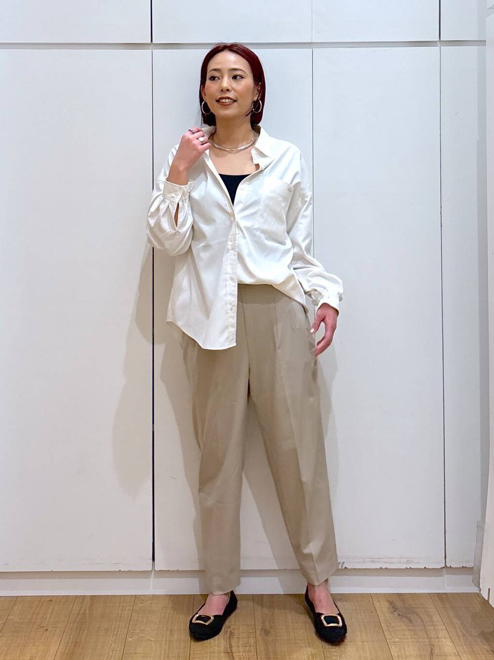 「体型カバー、高見え、高身長、ママコーデ、骨格ストレート、GLOBAL WORK、着痩せ・細見え」｜「GLOBAL WORKのウツクシルエットテーパードパンツ/133595（その他パンツ、ベージュ系）」を使った、ココさん（レディース・165cm）の春コーディネートの1枚目の写真