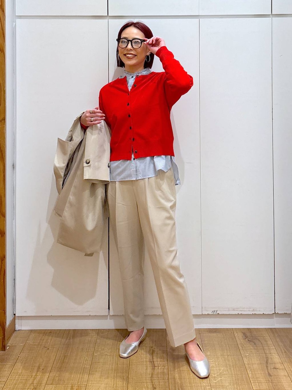 「高見え、GLOBAL WORK、高身長、ママコーデ、骨格ストレート、着痩せ・細見え、体型カバー」｜「GLOBAL WORKのウツクシルエットテーパードパンツ/133595（その他パンツ、ベージュ系）」を使った、ココさん（レディース・165cm）の春コーディネートの1枚目の写真