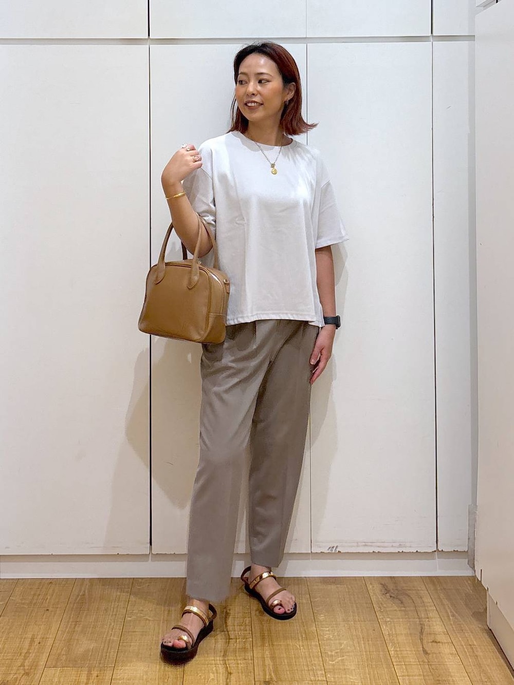 「着痩せ・細見え、体型カバー、高見え、高身長、ママコーデ、骨格ストレート、GLOBAL WORK」｜「GLOBAL WORKのスペ軽2WAYスクエアボストン/252305（ボストンバッグ、ベージュ系）」を使った、ココさん（レディース・165cm）の夏コーディネートの1枚目の写真