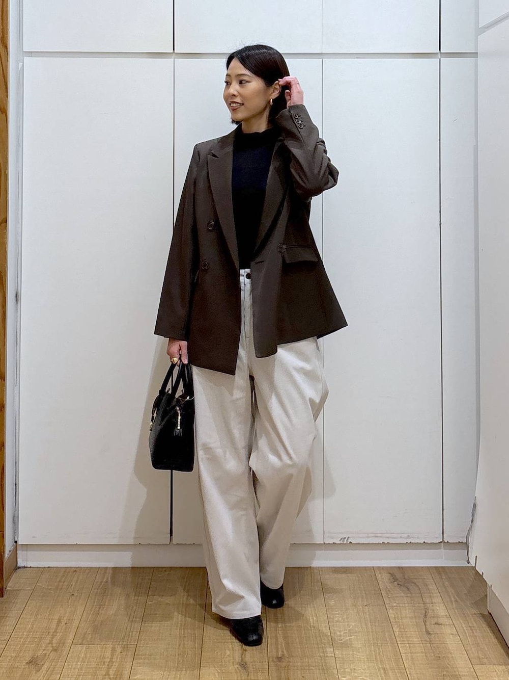 ブラック系のショルダーバッグ、グレー系のその他パンツ、ブラック系のTシャツ/カットソーを着用したレディースの冬コーディネートの1枚目の写真