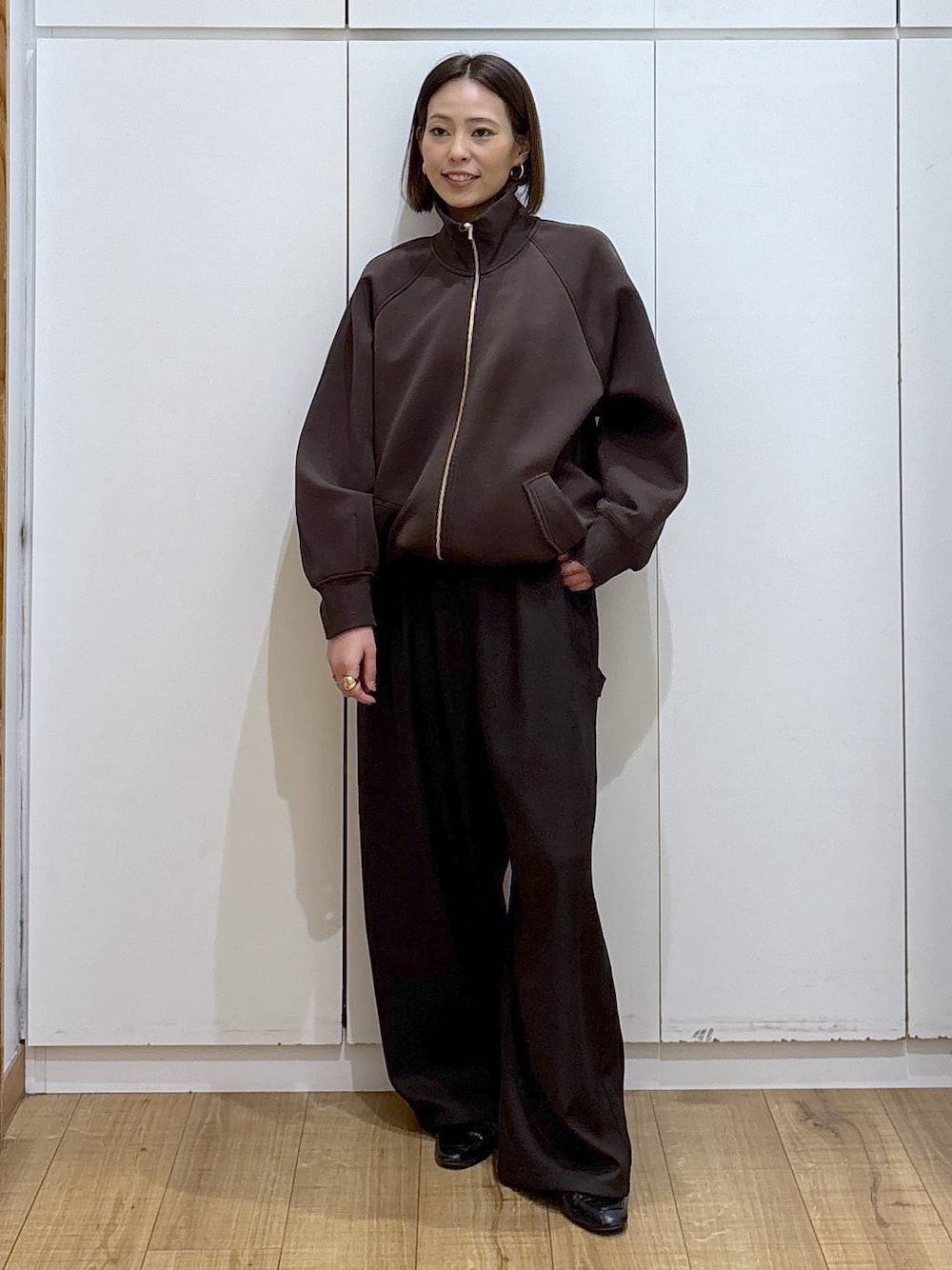 ブラック系のローファー、ブラウン系のブルゾン、ブラウン系のその他パンツを着用したレディースの冬コーディネートの1枚目の写真