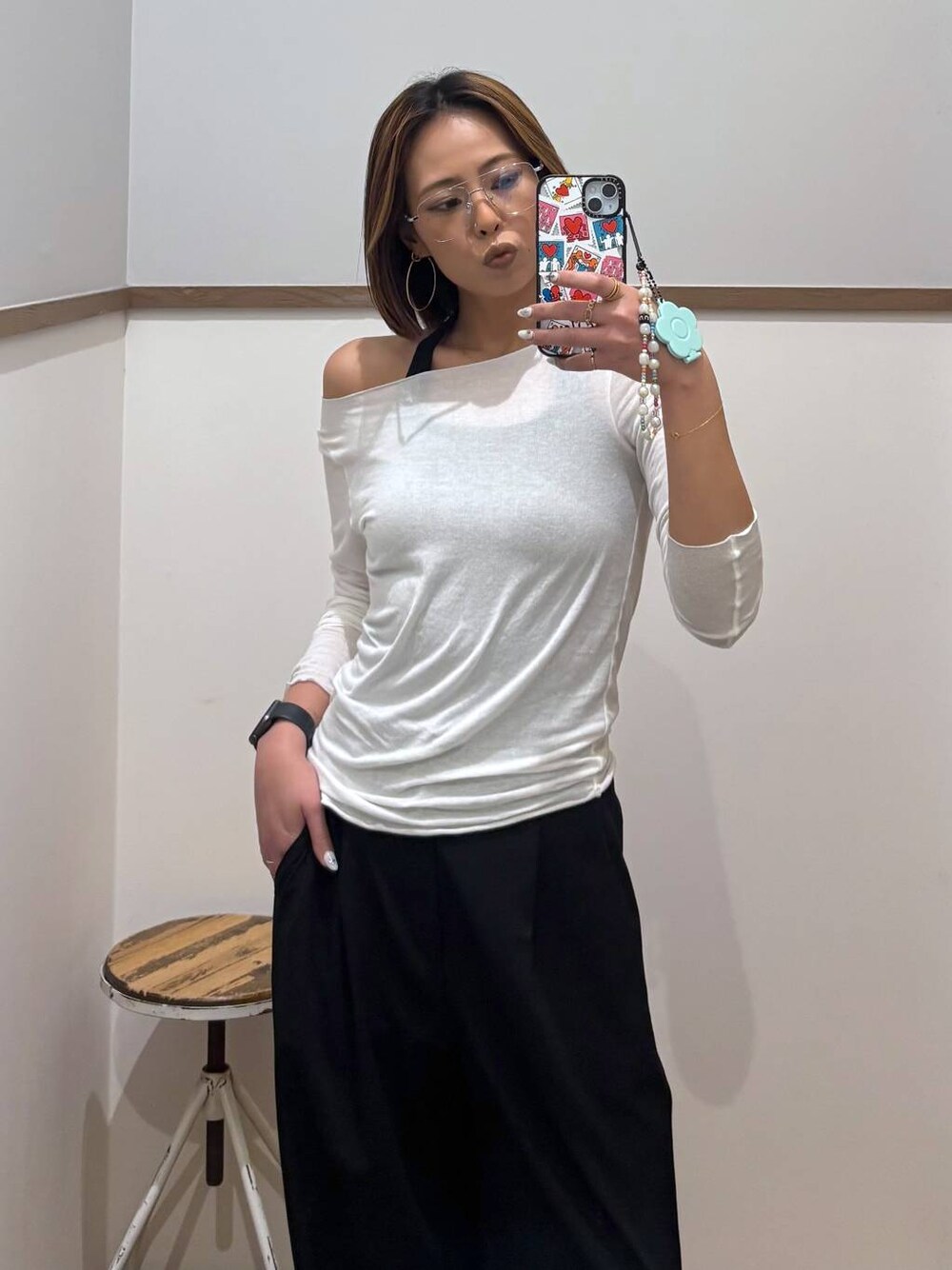 ブラック系のその他パンツ、ブラック系のサンダル、ホワイト系のメガネを着用したレディースの春コーディネートの1枚目の写真
