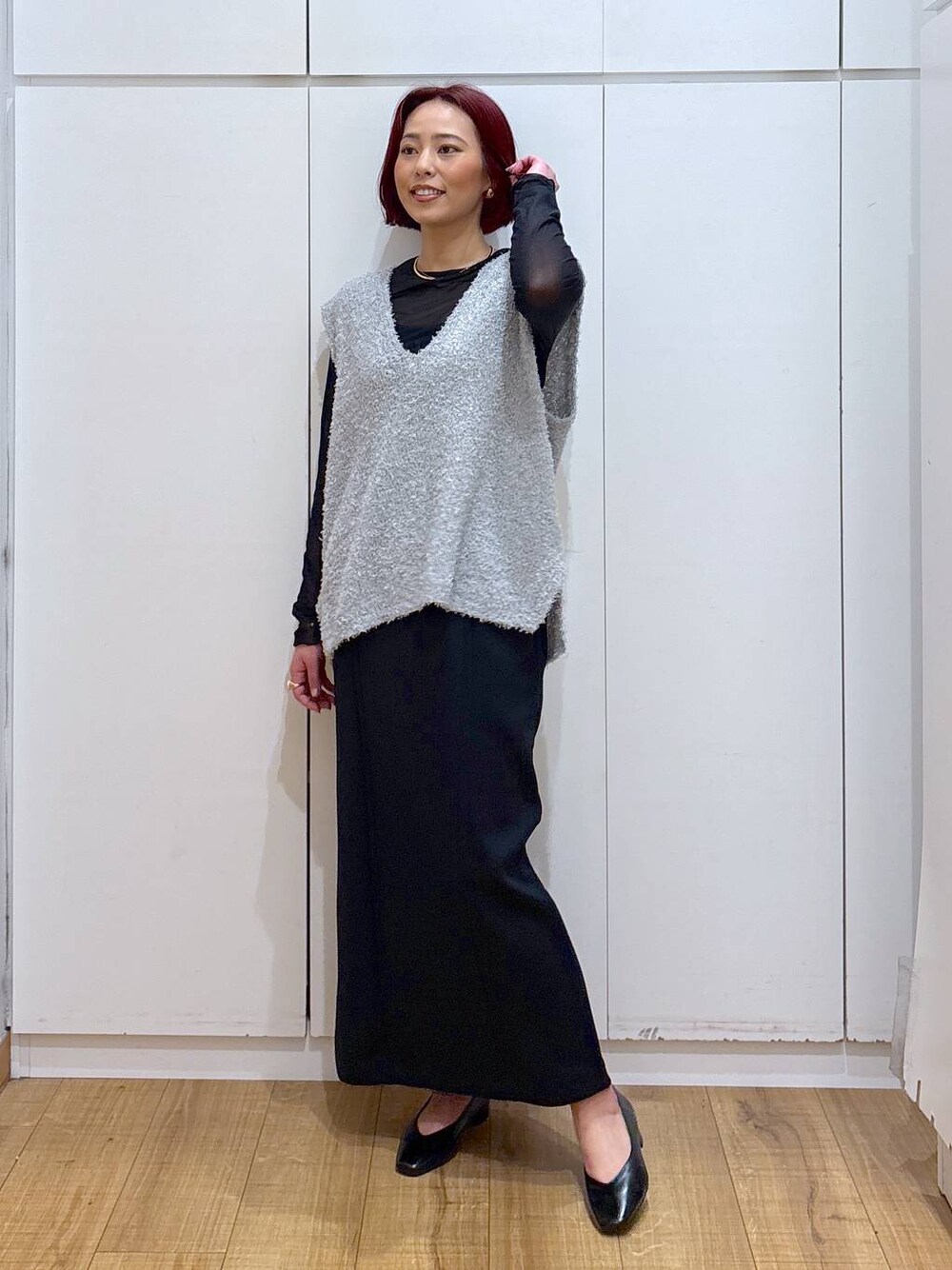 「きれいめ、春コーデ、GLOBAL WORK、骨格ストレート、体型カバー、高見え、高身長、ママコーデ、着痩せ・細見え、ブラックコーデ」｜「GLOBAL WORKのライトクッションIラインスカート/147681（スカート、ブラック系）」を使った、ココさん（レディース・165cm）の春コーディネートの1枚目の写真