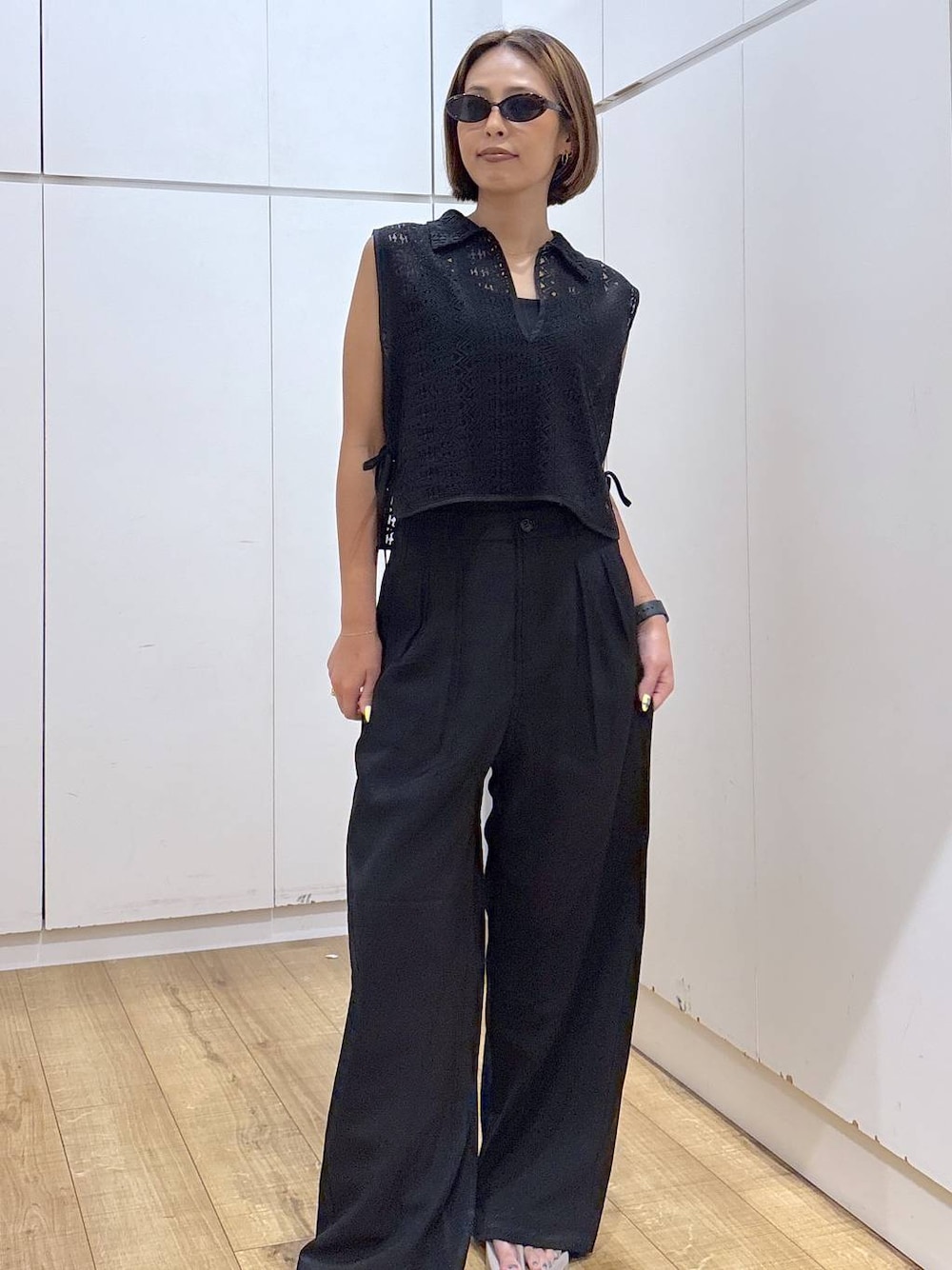 ブラック系のキャミソール、ブラック系のその他パンツ、ブラック系のベストを着用したレディースの夏コーディネートの1枚目の写真