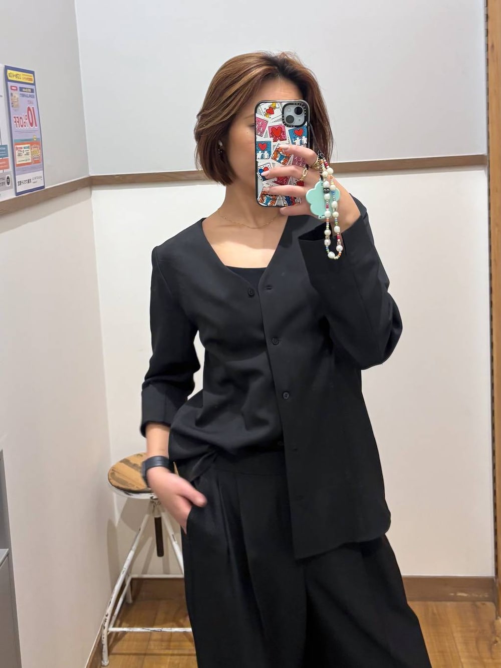 グレー系のパンプス、グレー系のカーディガン/ボレロを着用したレディースの春コーディネートの1枚目の写真