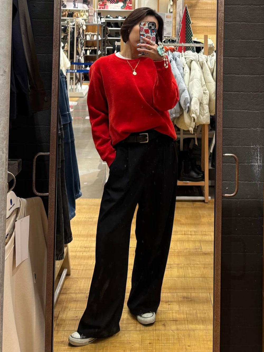 ブラック系のその他パンツ、レッド系のニット/セーター、ゴールド系のピアス(両耳用)を着用したレディースの冬コーディネートの1枚目の写真