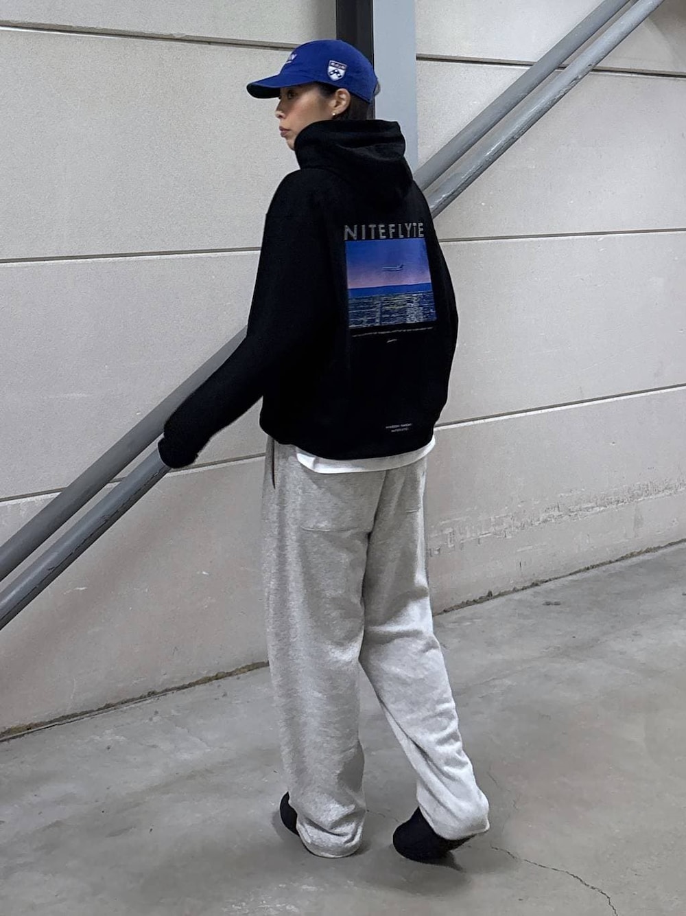 ホワイト系のTシャツ/カットソー、ブラック系のTシャツ/カットソー、ブルー系のハットを着用したレディースの冬コーディネートの1枚目の写真